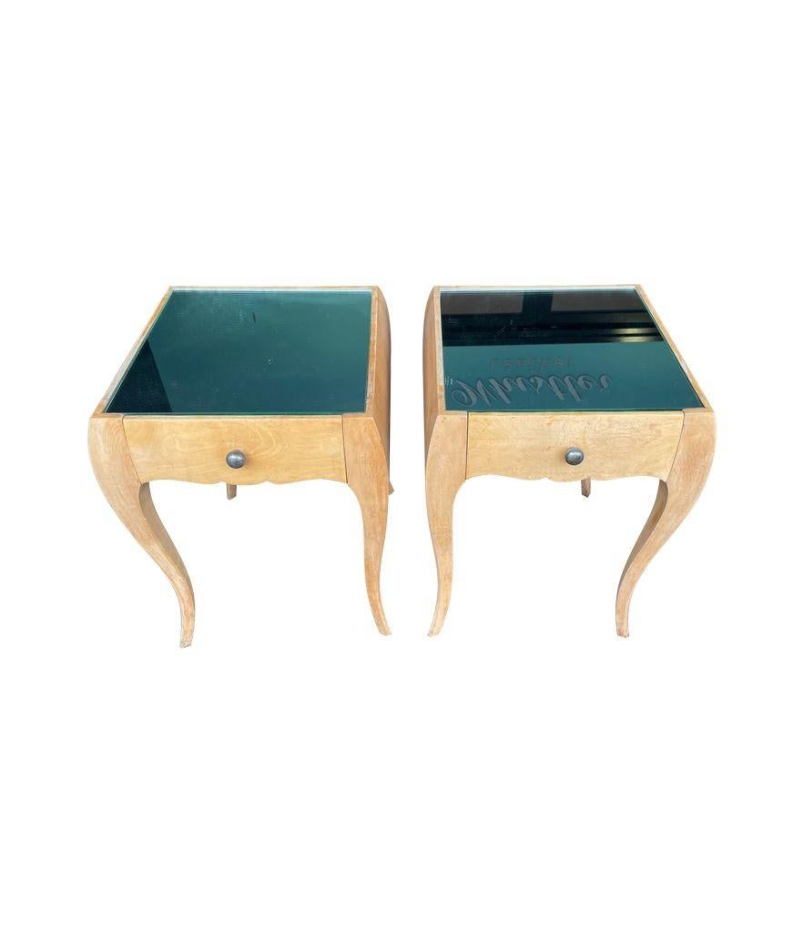 A lovely pair of 1930s sycamore bedside tables by René Prou with shaped legs In Good Condition For Sale In London, GB
