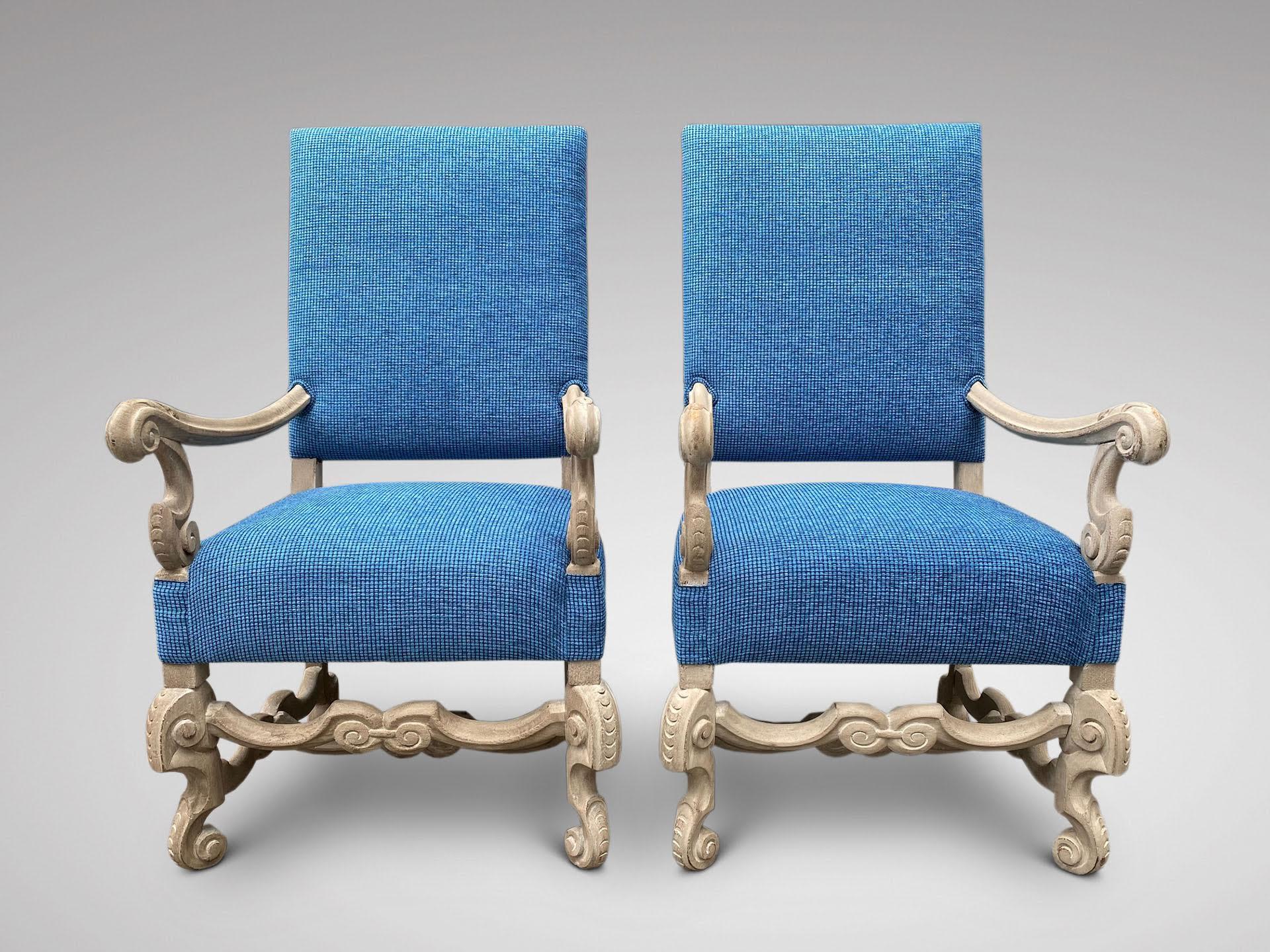 Une belle paire de fauteuils hollandais anciens du 19ème siècle, avec un cadre en bois de noyer sculpté à la main et un haut dossier rembourré. Les accoudoirs sont en forme et reposent sur des pieds sculptés en forme, avec des pieds en volute réunis