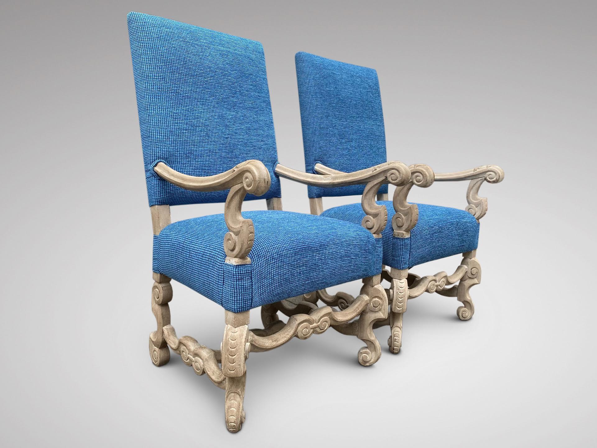 Colonial hollandais Jolie paire de fauteuils néerlandais anciens du 19ème siècle sculptés et rembourrés en vente