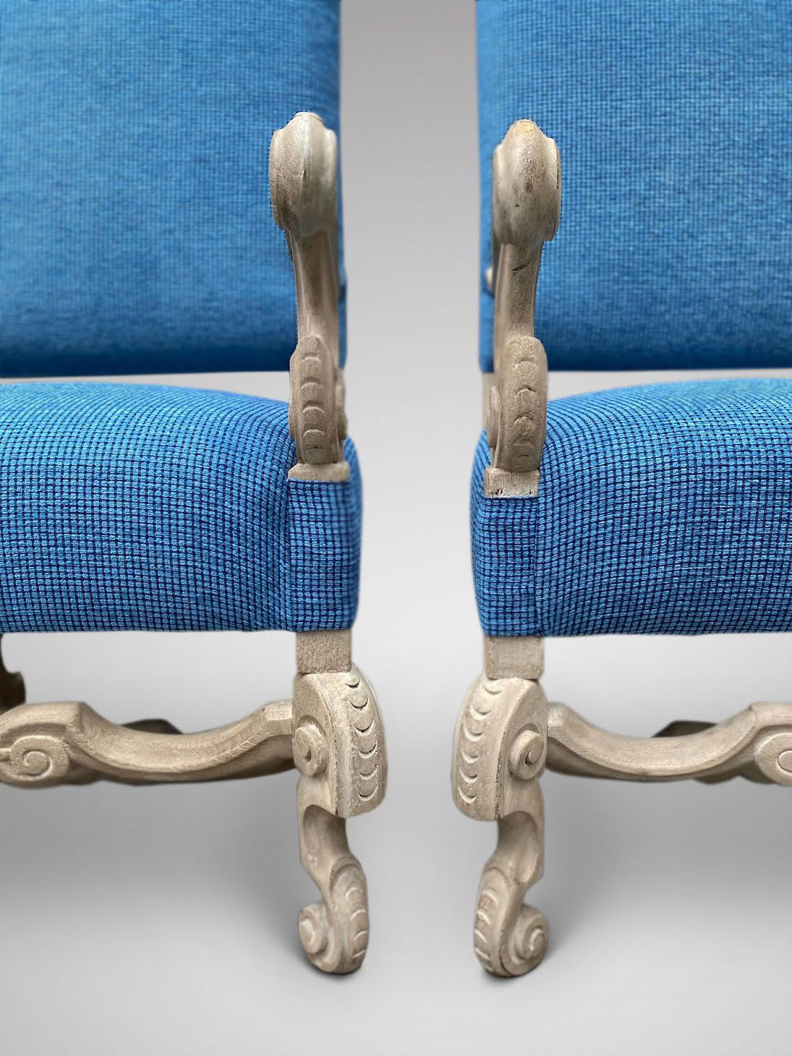 Néerlandais Jolie paire de fauteuils néerlandais anciens du 19ème siècle sculptés et rembourrés en vente