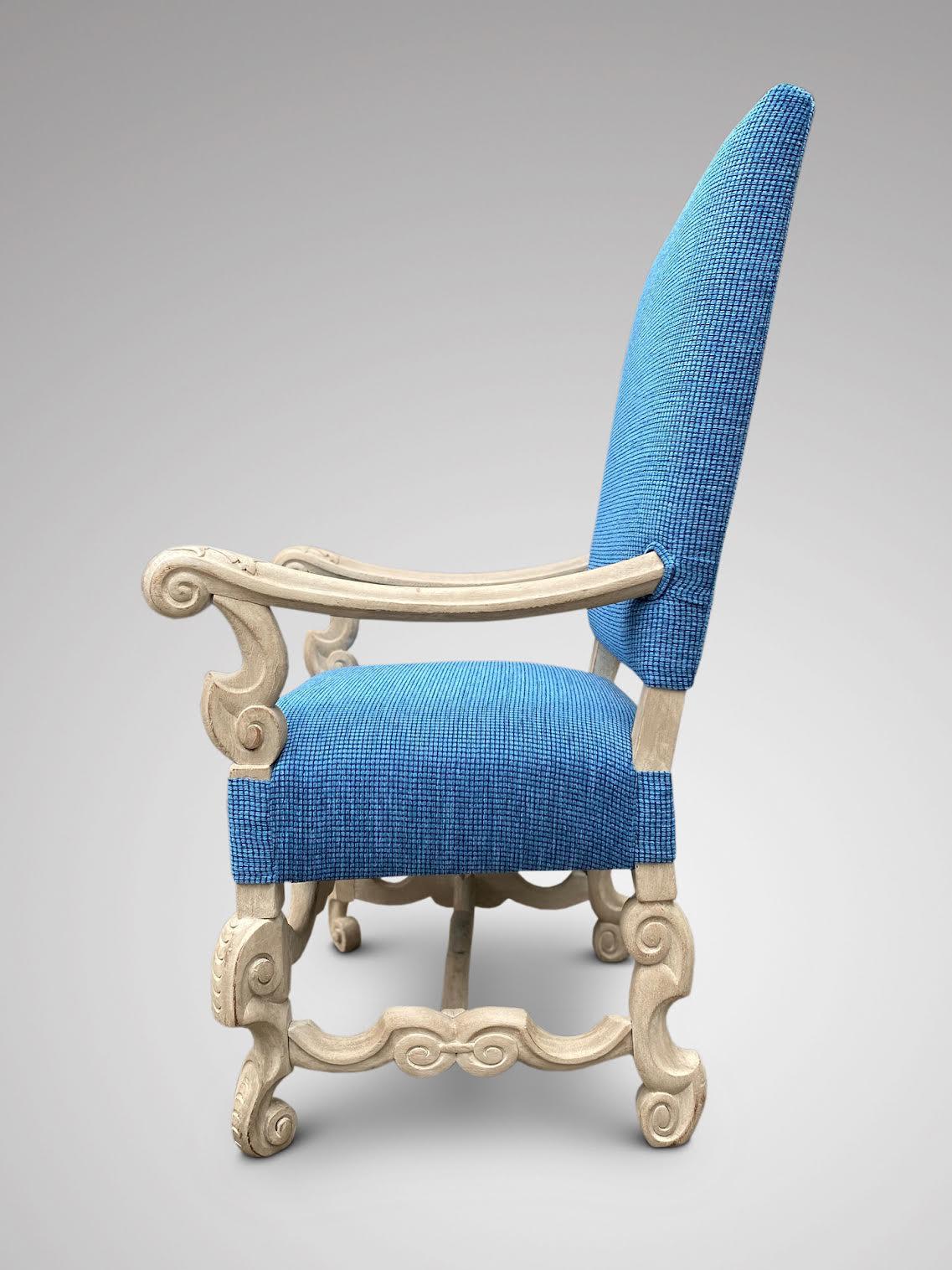 Blanchi Jolie paire de fauteuils néerlandais anciens du 19ème siècle sculptés et rembourrés en vente