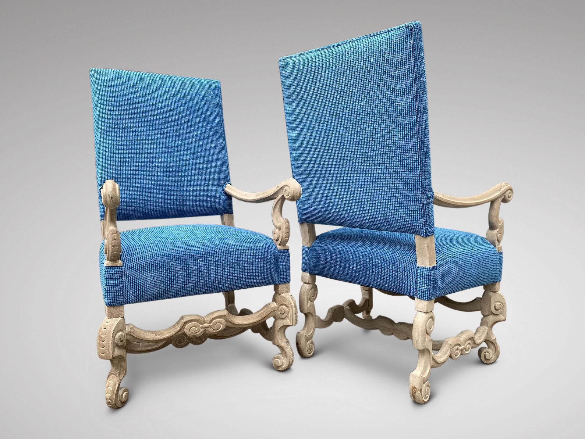 Tissu d'ameublement Jolie paire de fauteuils néerlandais anciens du 19ème siècle sculptés et rembourrés en vente
