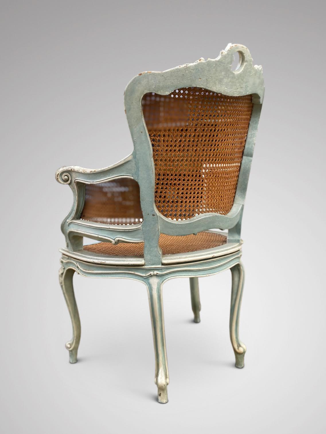 Vannerie Jolie paire de fauteuils peints français du 19ème siècle avec sièges en rotin en vente