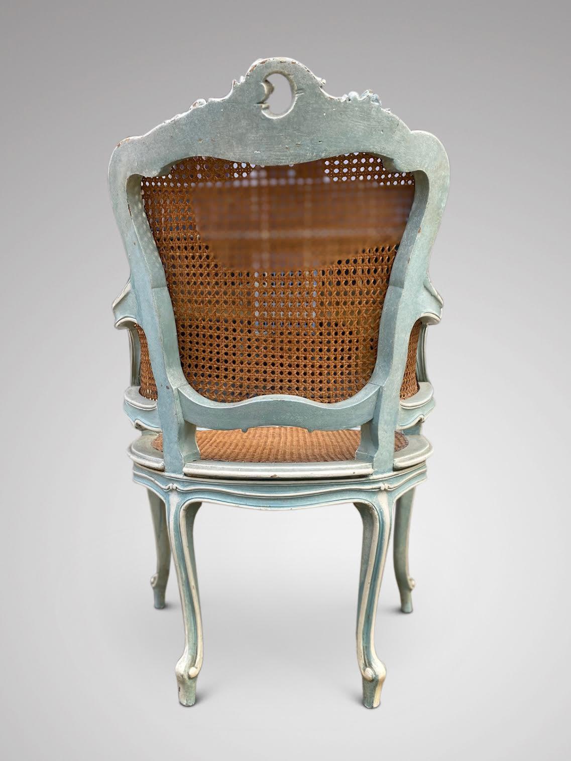 Jolie paire de fauteuils peints français du 19ème siècle avec sièges en rotin Bon état - En vente à Petworth,West Sussex, GB