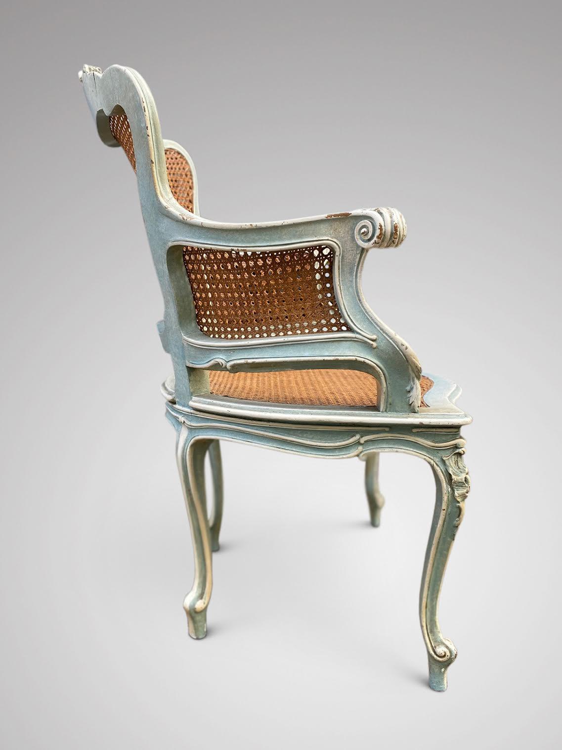 XIXe siècle Jolie paire de fauteuils peints français du 19ème siècle avec sièges en rotin en vente