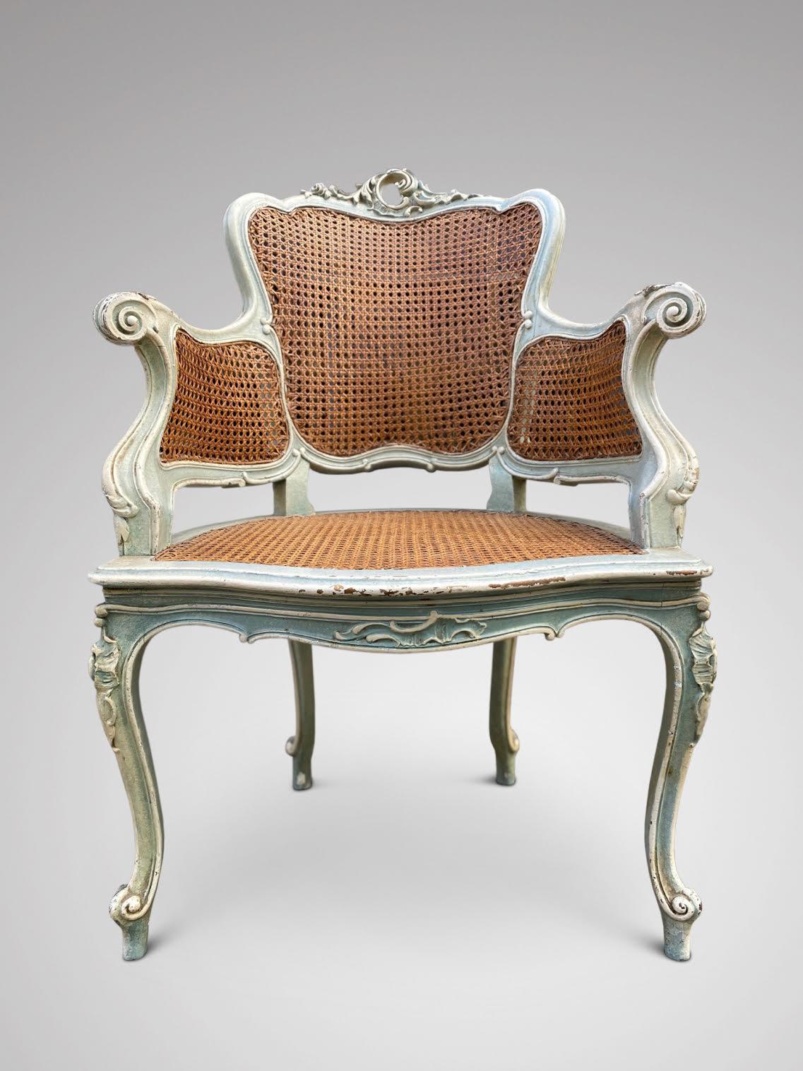 Canne Jolie paire de fauteuils peints français du 19ème siècle avec sièges en rotin en vente