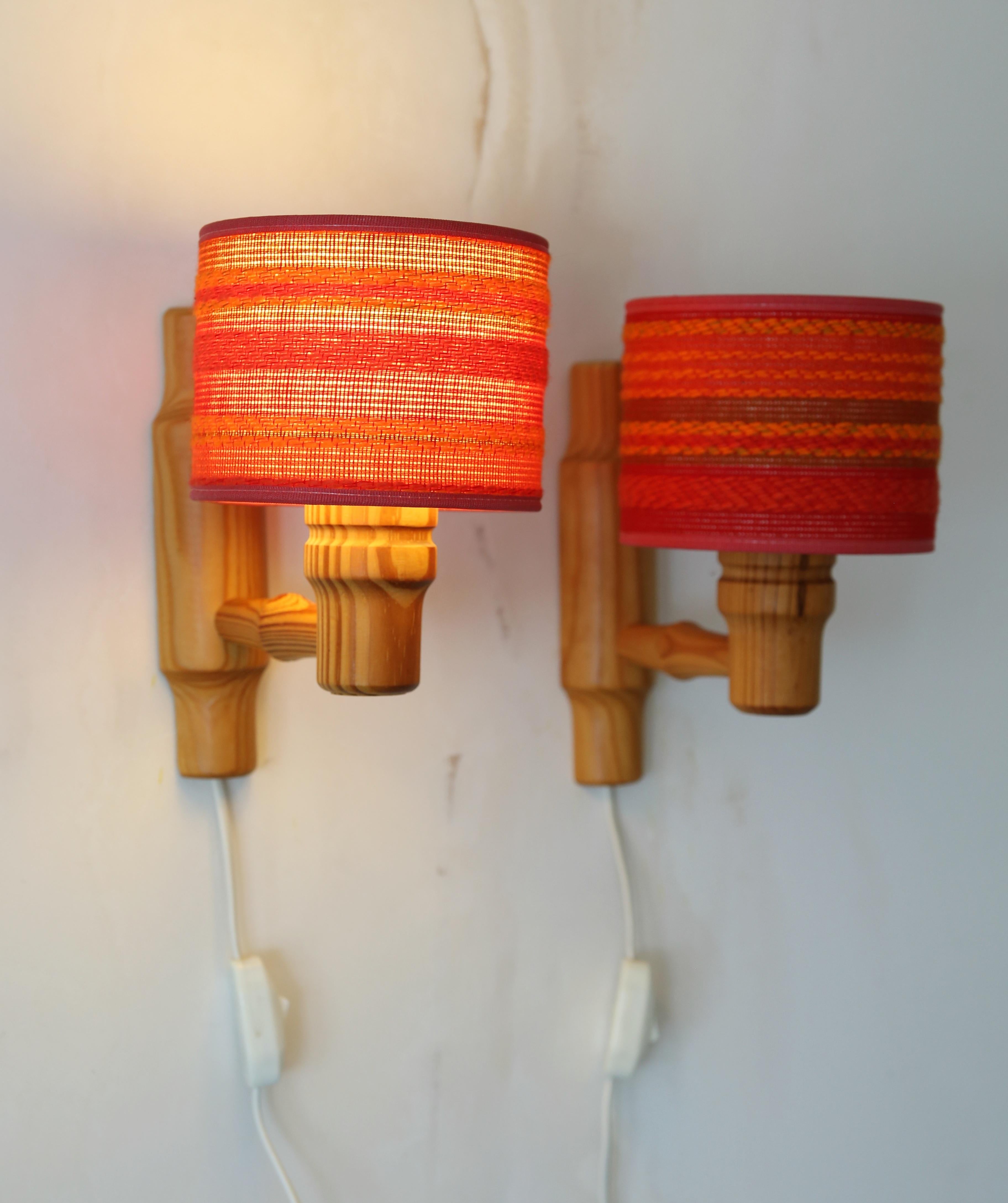 A lovely pair of 70s Danish turned pine wall sconces by Maxam Denmark In Good Condition For Sale In London, GB