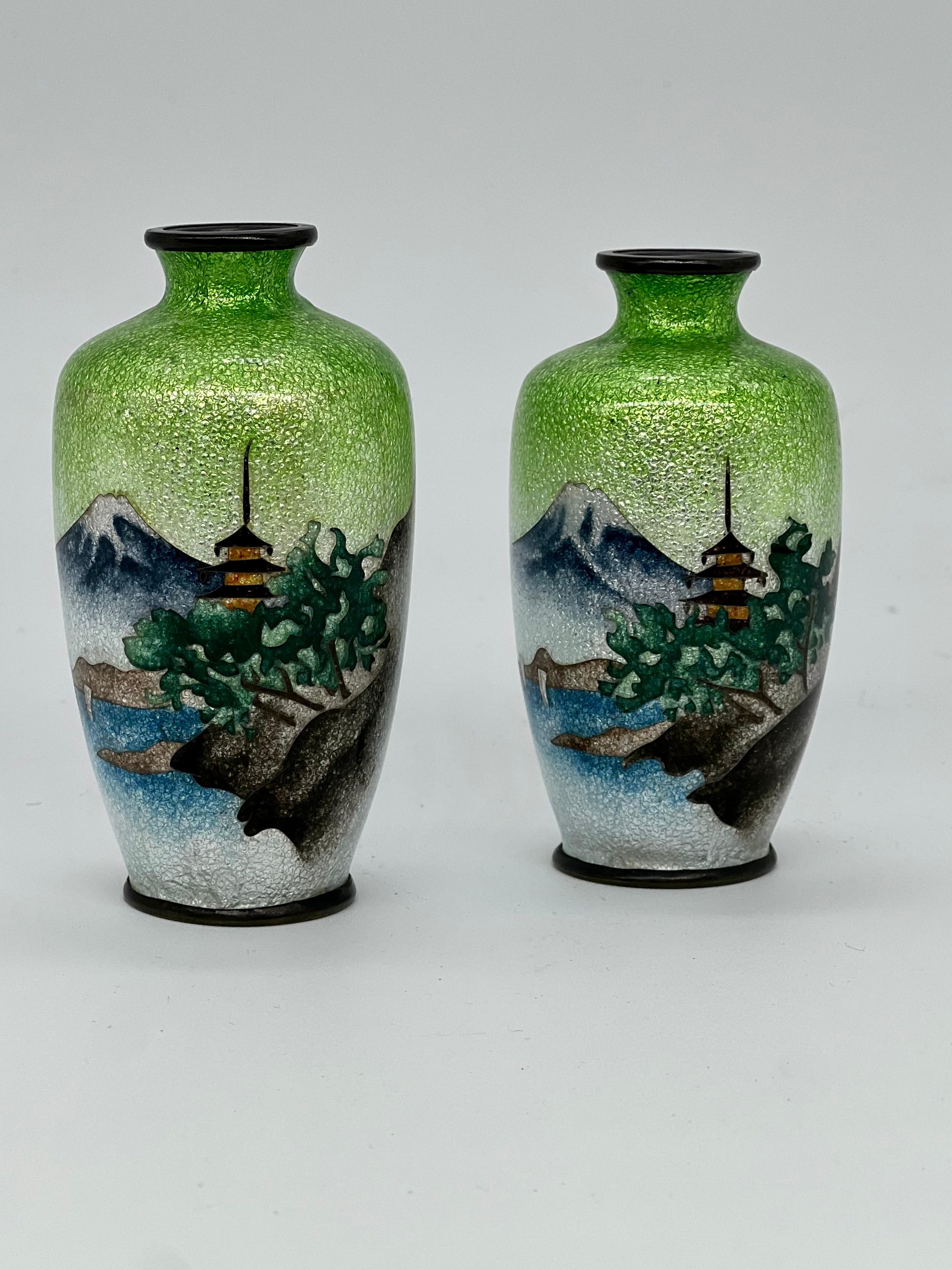 Japonais Jolie paire de vases japonais Ginbari cloisonnés anciens de la période Meiji, 19e siècle en vente