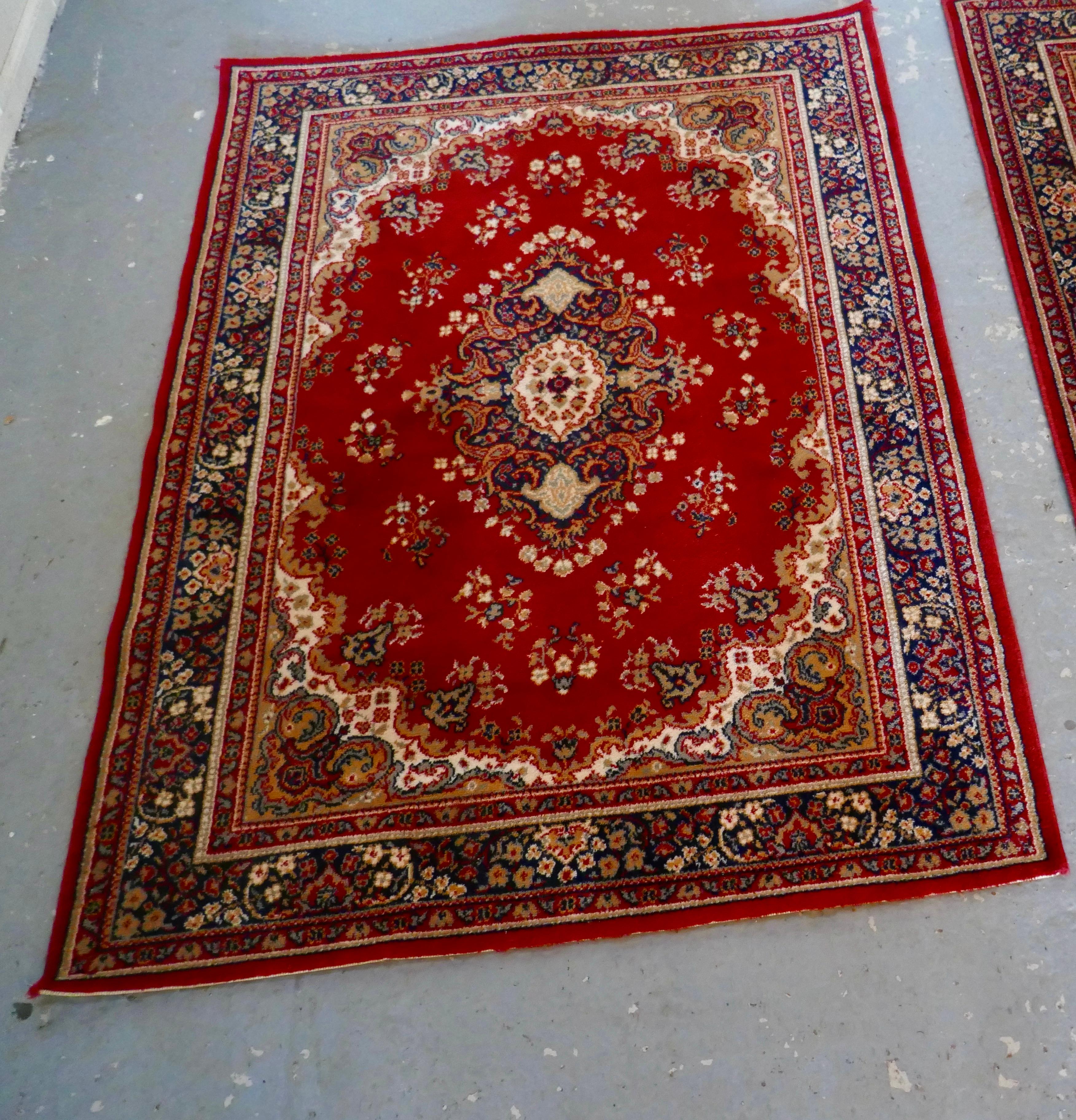Colonial britannique Jolie paire de tapis en laine rouge vif en vente