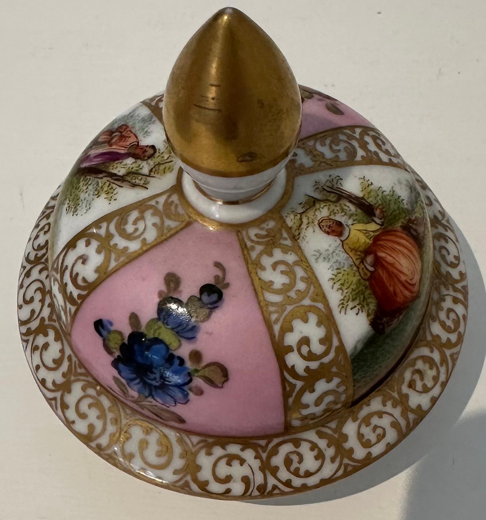 Una bella coppia di vasi rivestiti in Dresden Porcelain in vendita 4