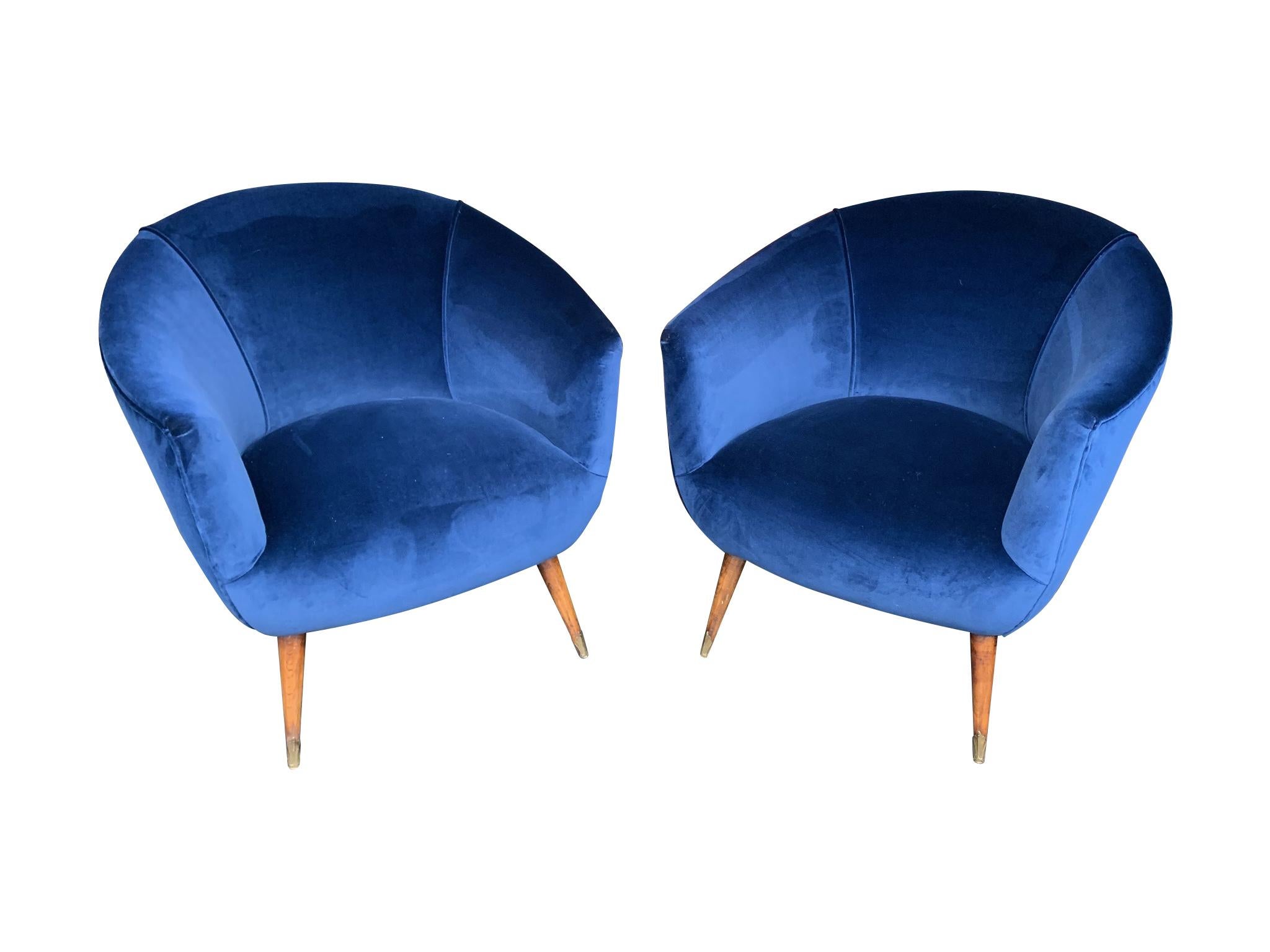 A lovely pair of Italian 1950s cocktail chairs in the style of Gio Ponti newly upholstered and recovered in Designers Guild royal blue velvet. With original rosewood tapered legs with brass detail on the tip. 

  