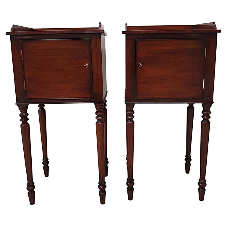 Lovely Pair of Mid 20th Century Mahogany Bedside Tables For Sale at 1stDibs
