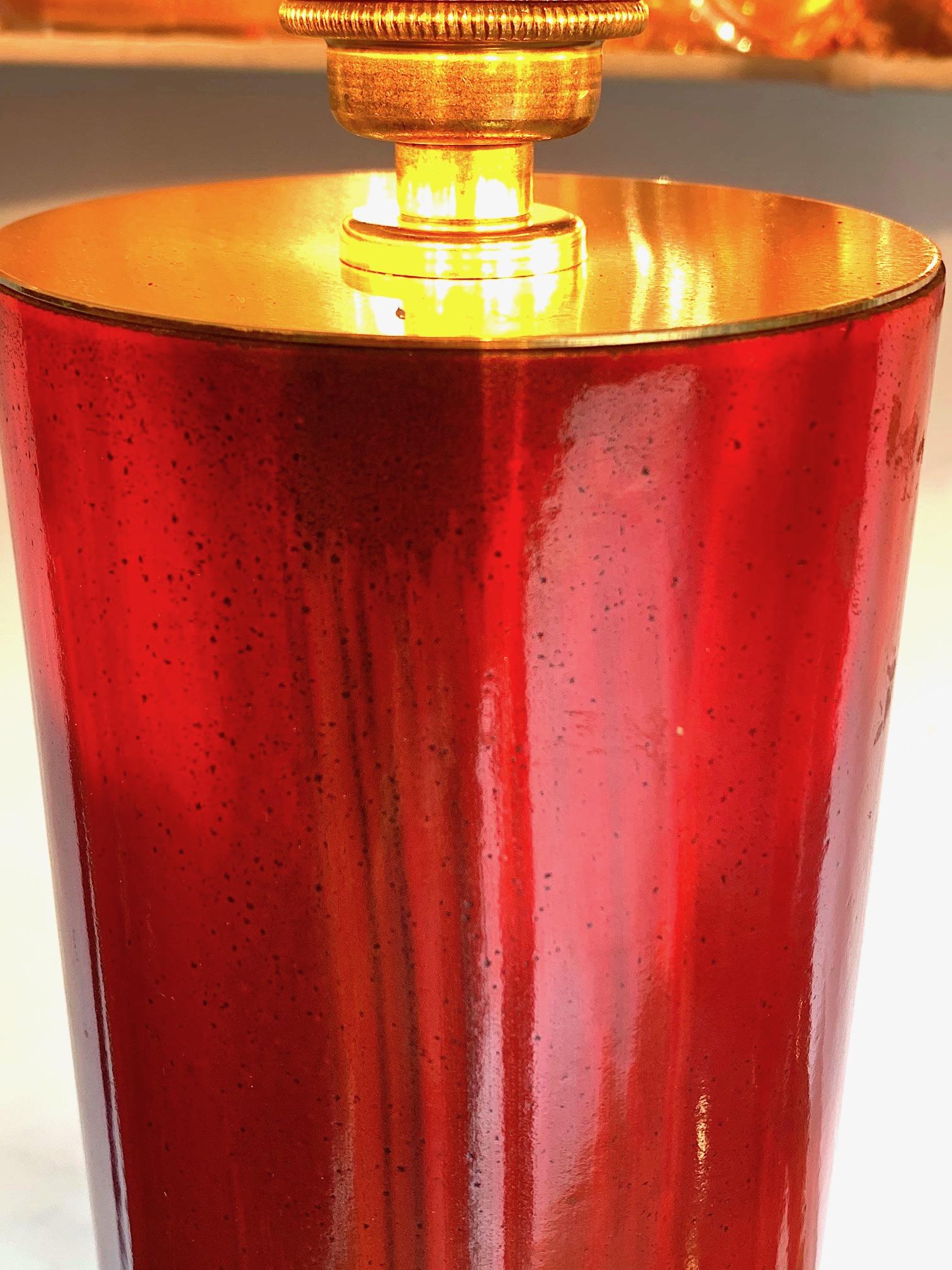 Hübsches Paar schwedischer roter Keramiklampen Messingbeschläge und neue:: maßgeschneiderte Lampenschirme im Angebot 4