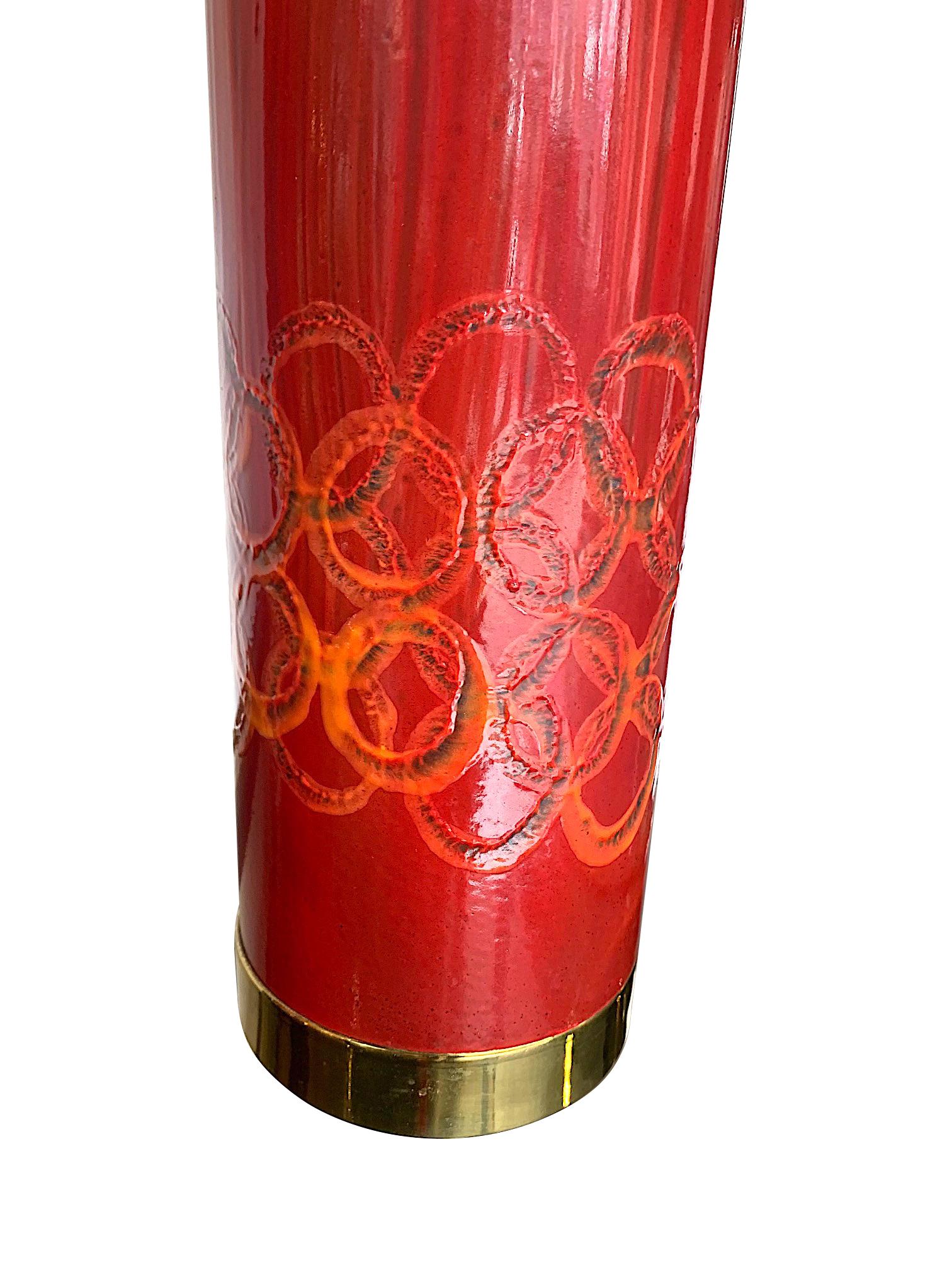 Mid-Century Modern Jolie paire de lampes suédoises en céramique rouge:: montées en laiton et nouveaux abat-jour sur mesure en vente