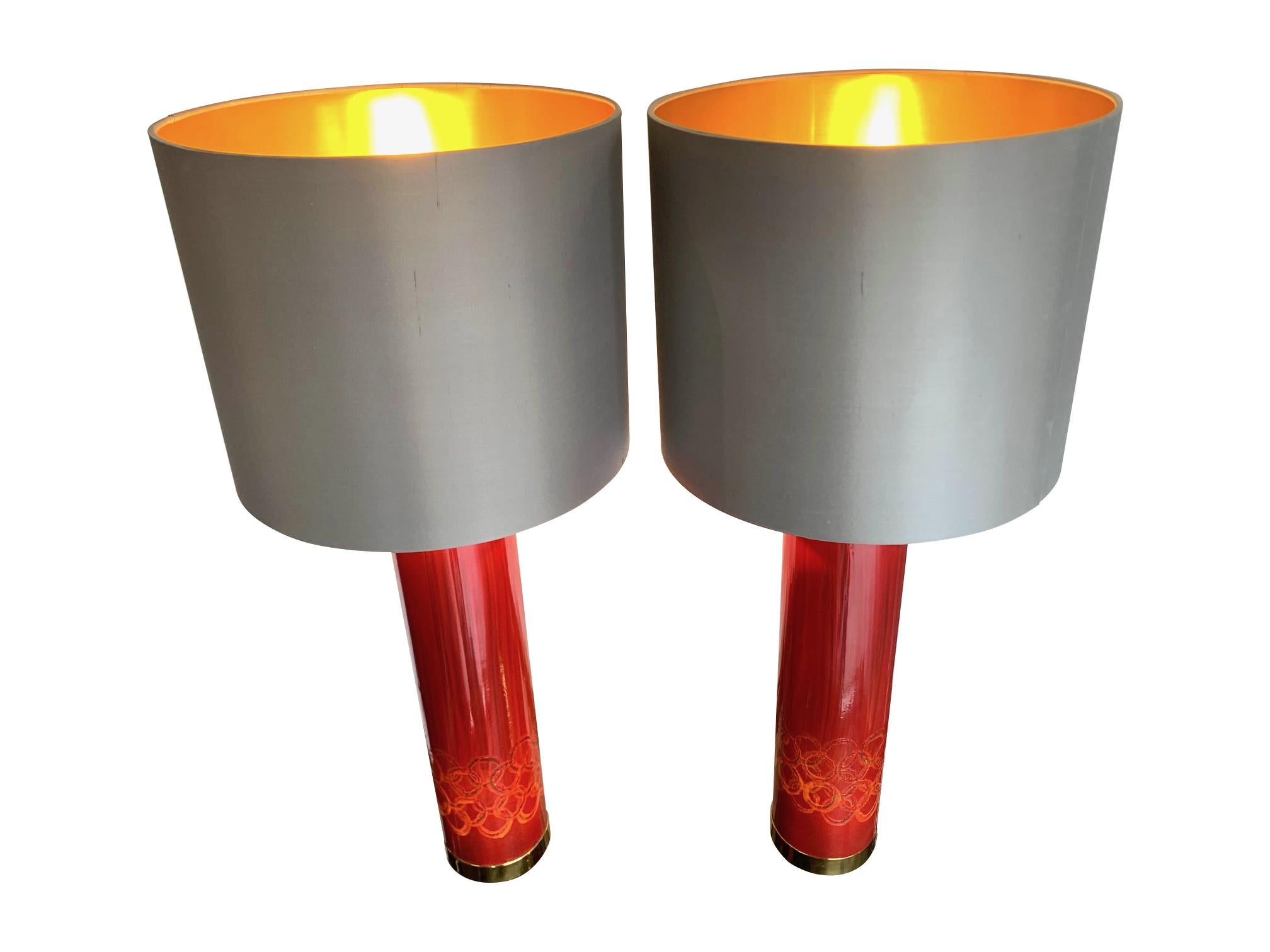 Hübsches Paar schwedischer roter Keramiklampen Messingbeschläge und neue:: maßgeschneiderte Lampenschirme (Mitte des 20. Jahrhunderts) im Angebot