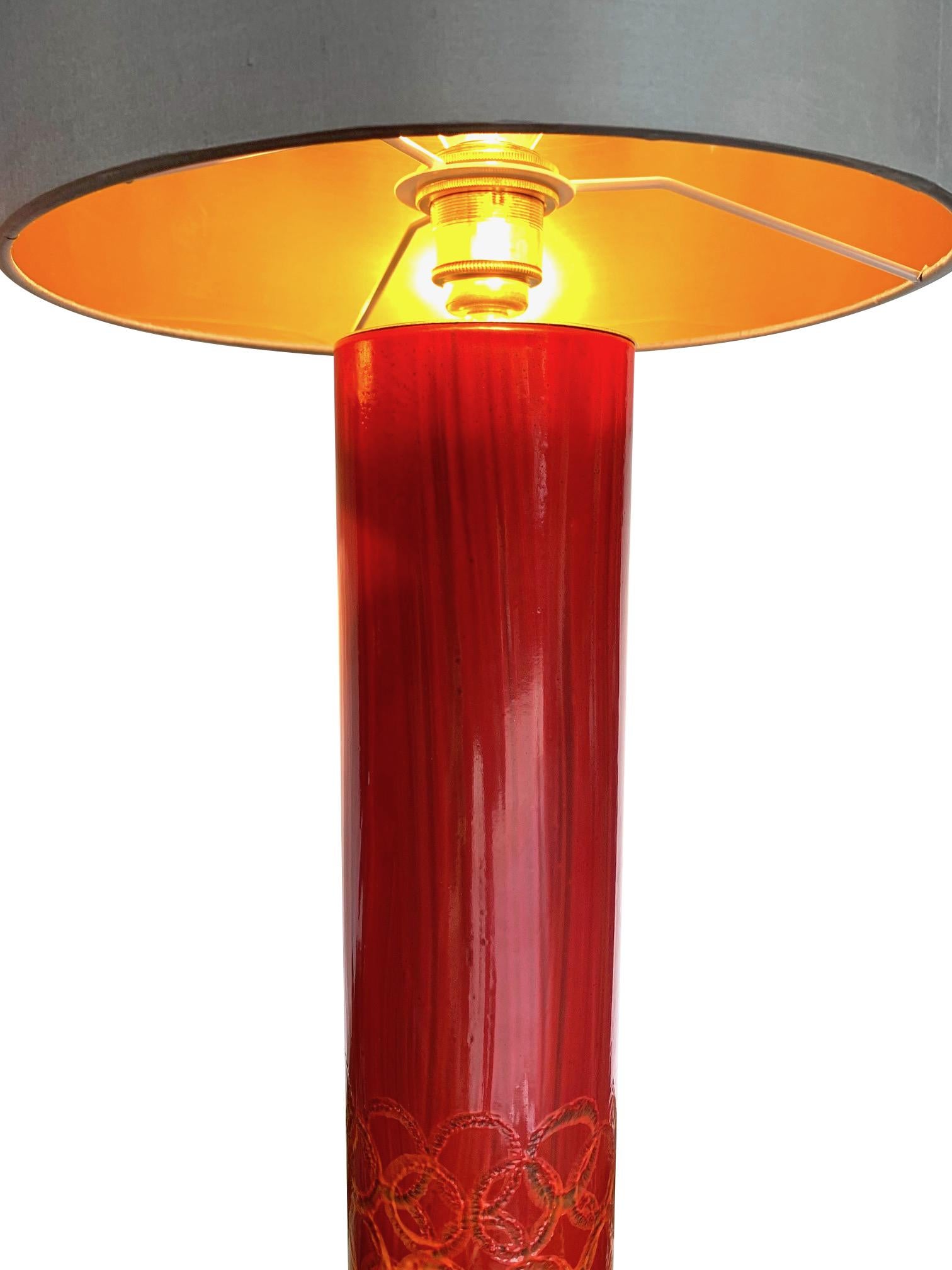 Laiton Jolie paire de lampes suédoises en céramique rouge:: montées en laiton et nouveaux abat-jour sur mesure en vente