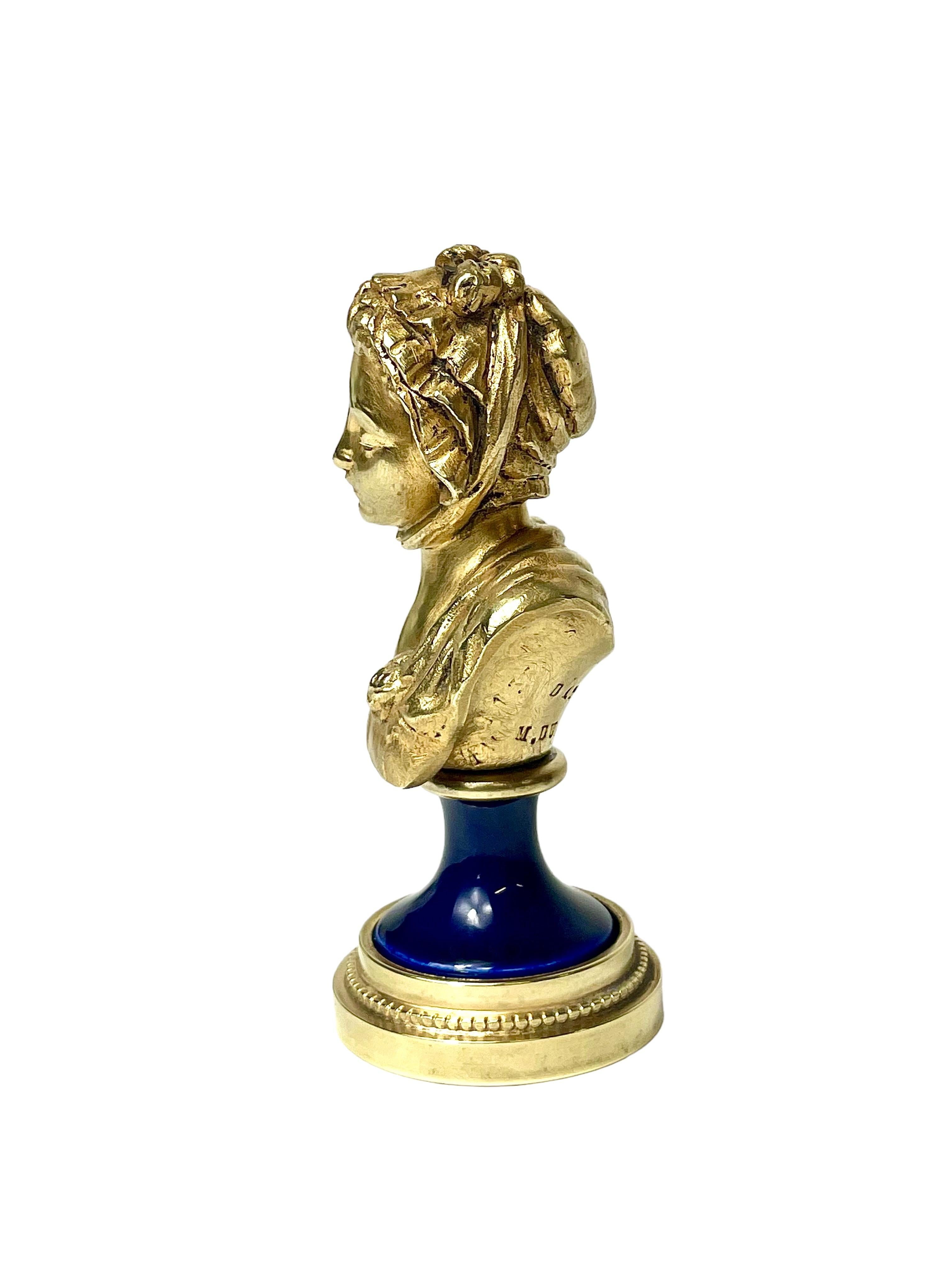 20ième siècle Petit buste en bronze doré et porcelaine d'une jeune femme en vente