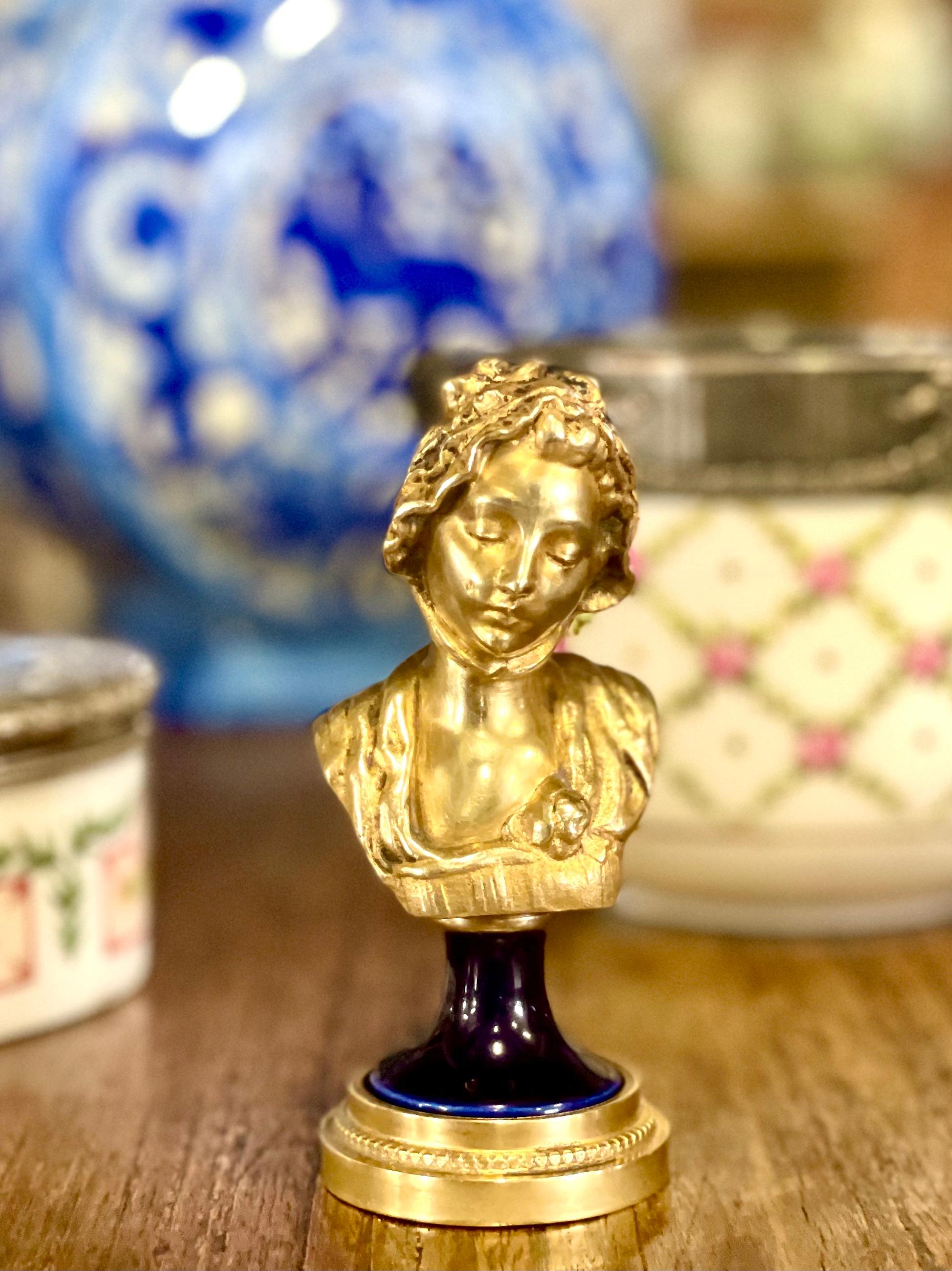 Petit buste en bronze doré et porcelaine d'une jeune femme en vente 1