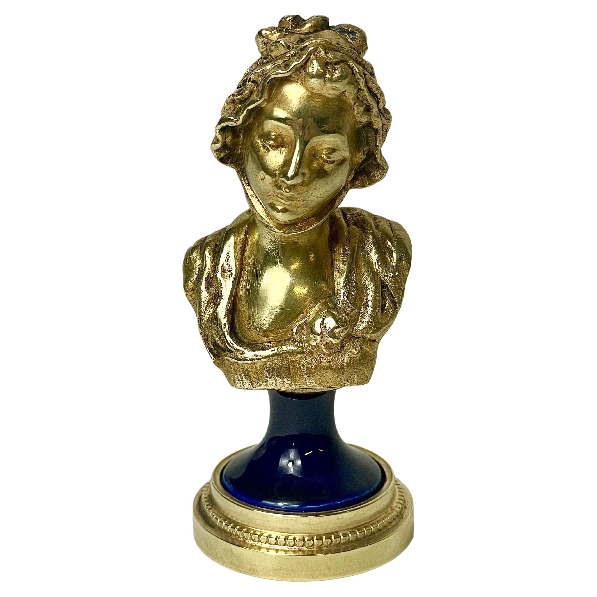 Petit buste en bronze doré et porcelaine d'une jeune femme en vente