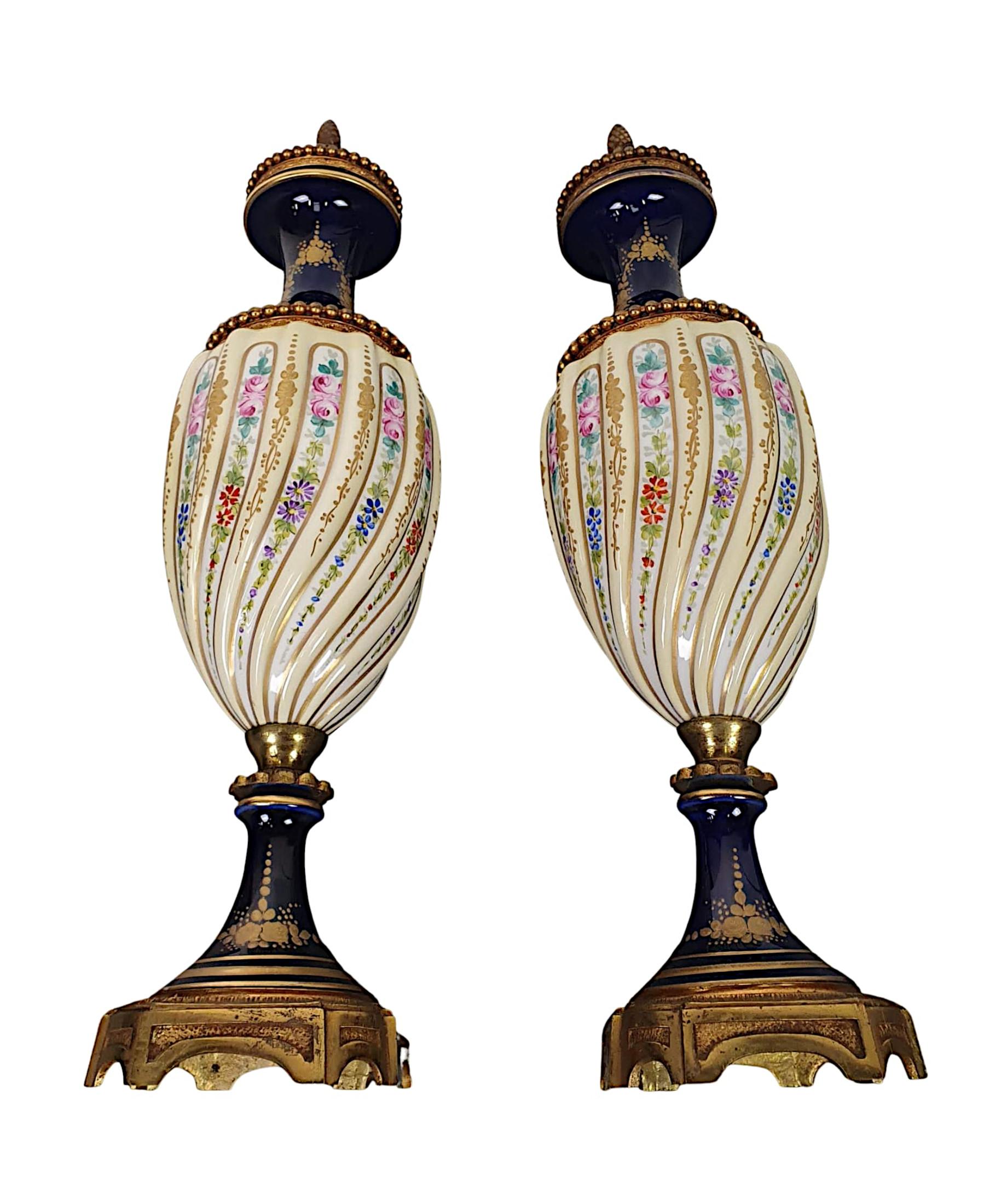 Schönes, hochwertiges Urnenpaar aus dem 19. Jahrhundert in der Art von Sèvres im Zustand „Gut“ im Angebot in Dublin, IE