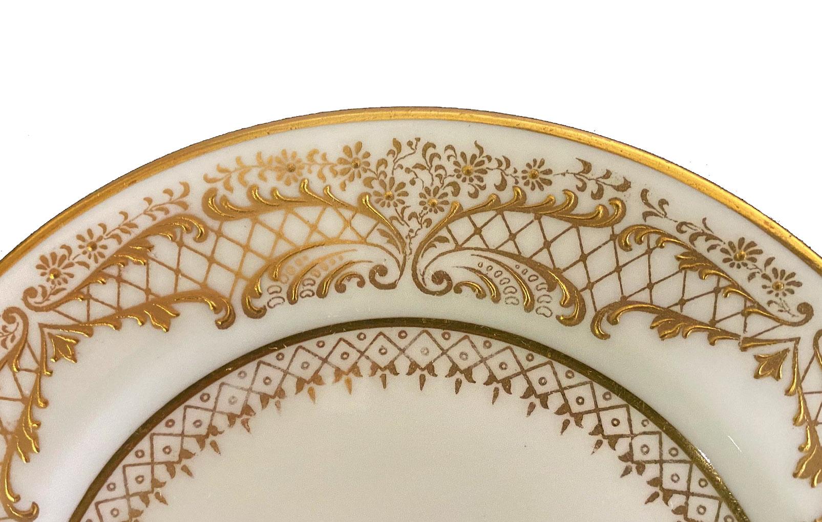 Belle Époque Lovely Set of Fourteen Early 20th Century English Royal Doulton Bread Plates For Sale