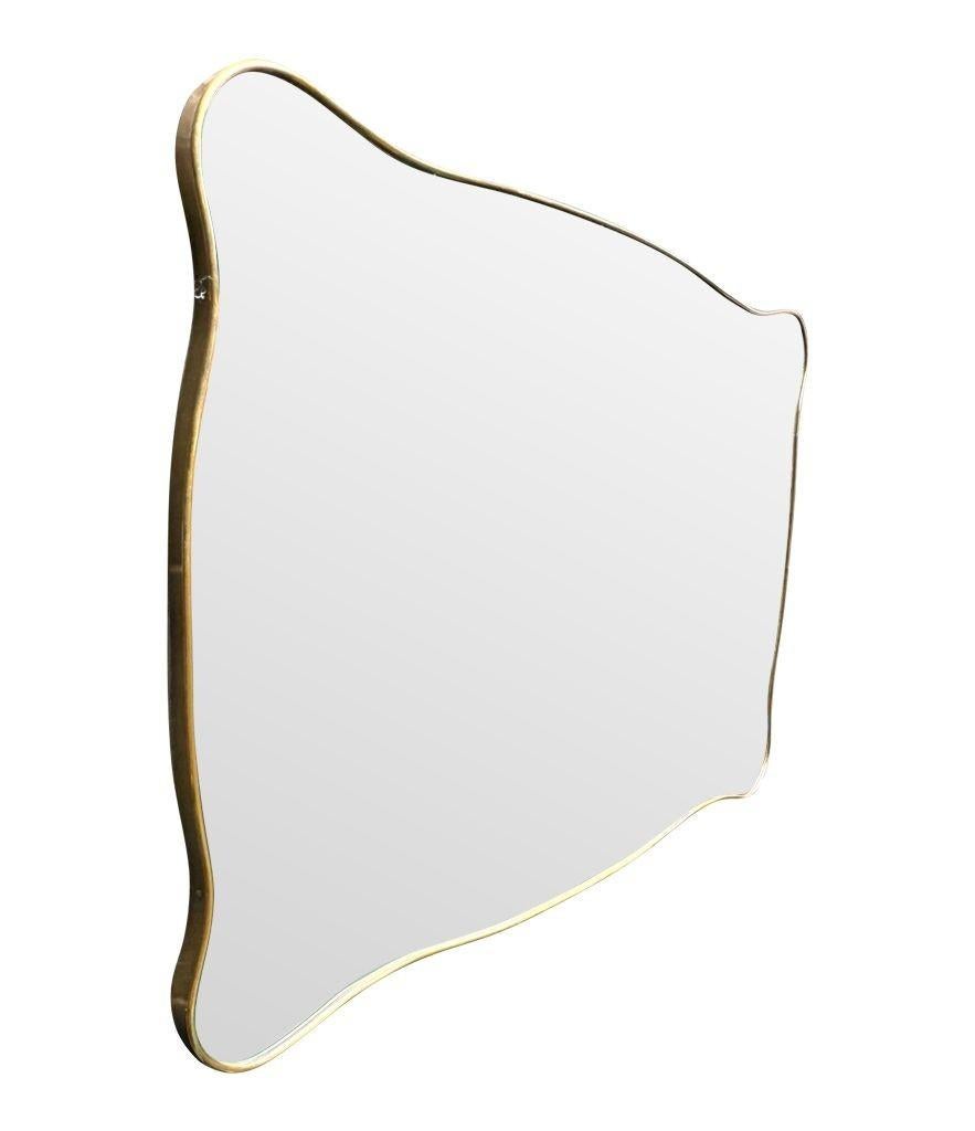 Un delizioso specchio sagomato con cornice in ottone italiano degli anni '50, di forma orizzontale o verticale in vendita 3