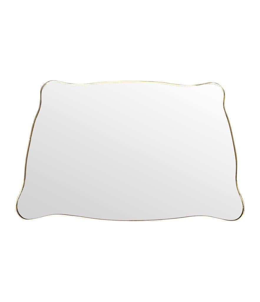 Un delizioso specchio sagomato con cornice in ottone italiano degli anni '50, di forma orizzontale o verticale in vendita 4
