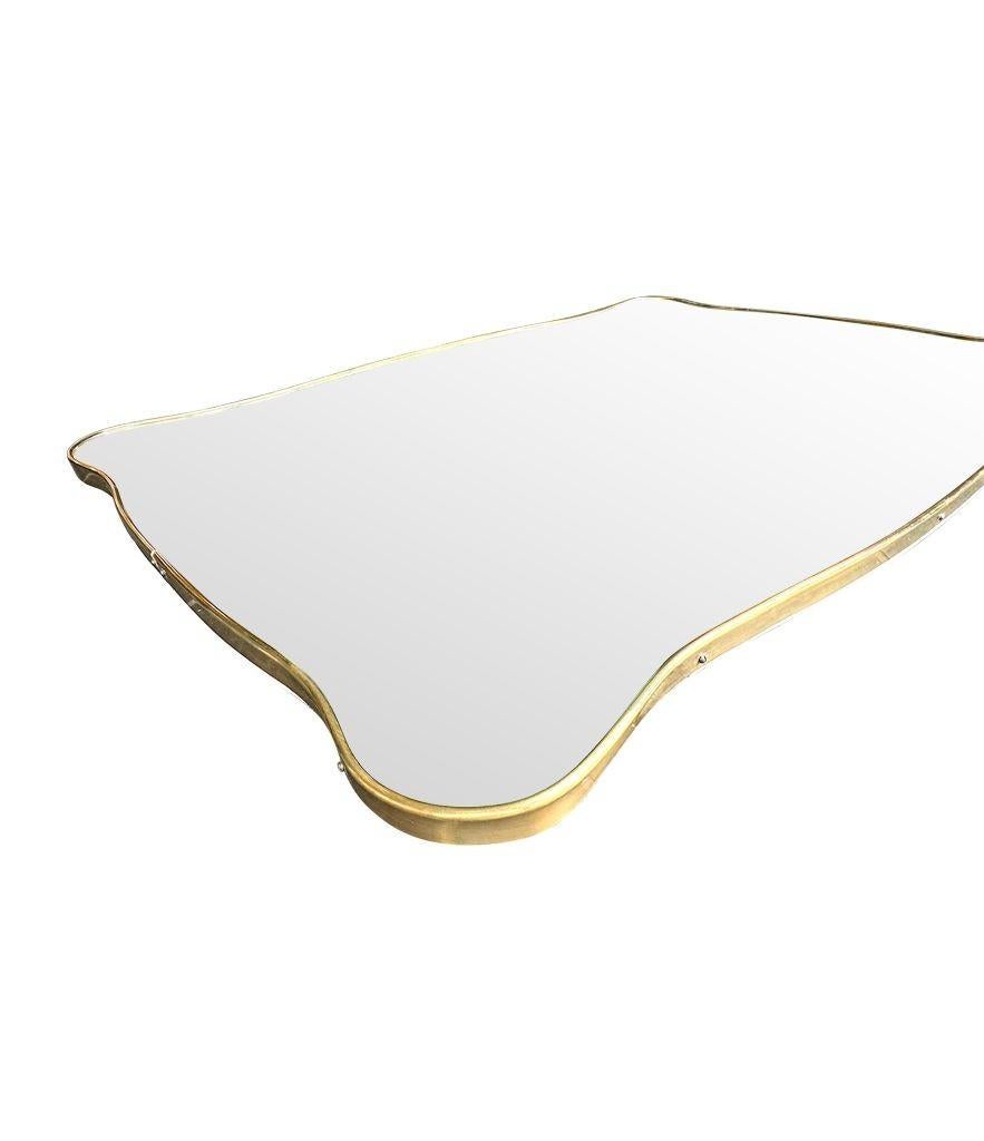Un delizioso specchio sagomato con cornice in ottone italiano degli anni '50, di forma orizzontale o verticale in vendita 8