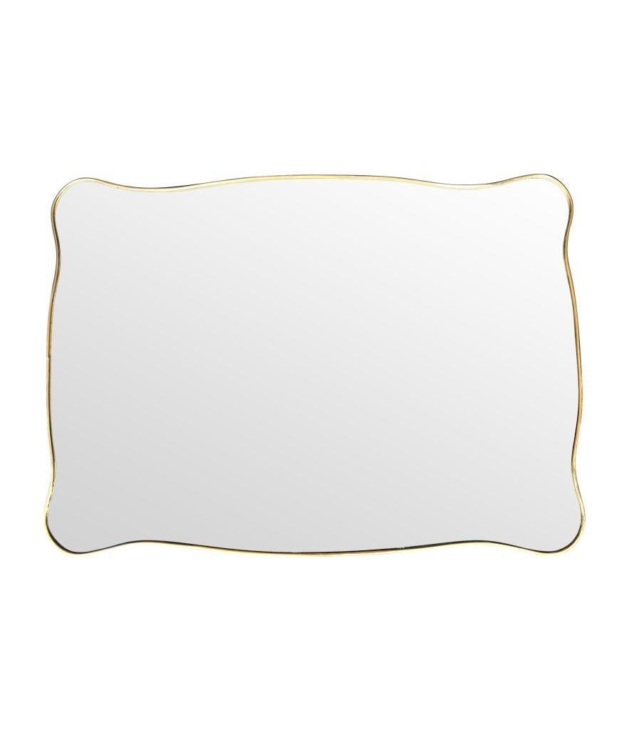 Uno specchio con cornice in ottone degli anni '50, di grandi dimensioni, di forma originale, con paesaggio o ritratto, con schienale in legno massiccio e spessa cornice in ottone massiccio.   