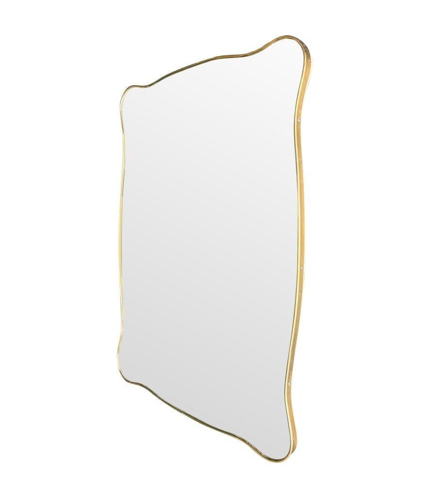 Mid-Century moderno Un delizioso specchio sagomato con cornice in ottone italiano degli anni '50, di forma orizzontale o verticale in vendita