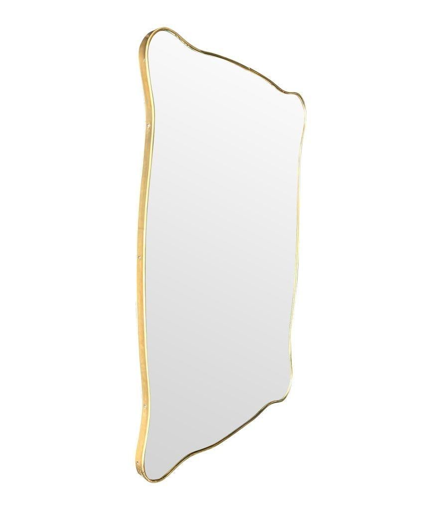 Italiano Un delizioso specchio sagomato con cornice in ottone italiano degli anni '50, di forma orizzontale o verticale in vendita