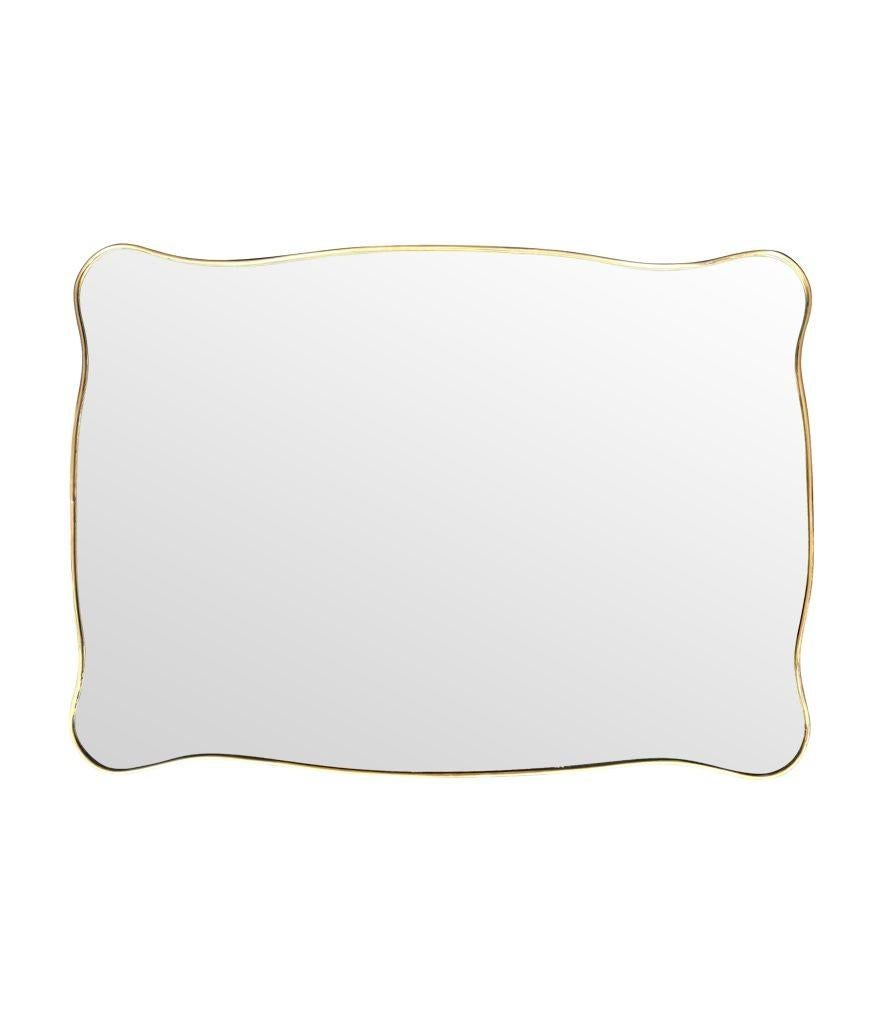 Ottone Un delizioso specchio sagomato con cornice in ottone italiano degli anni '50, di forma orizzontale o verticale in vendita