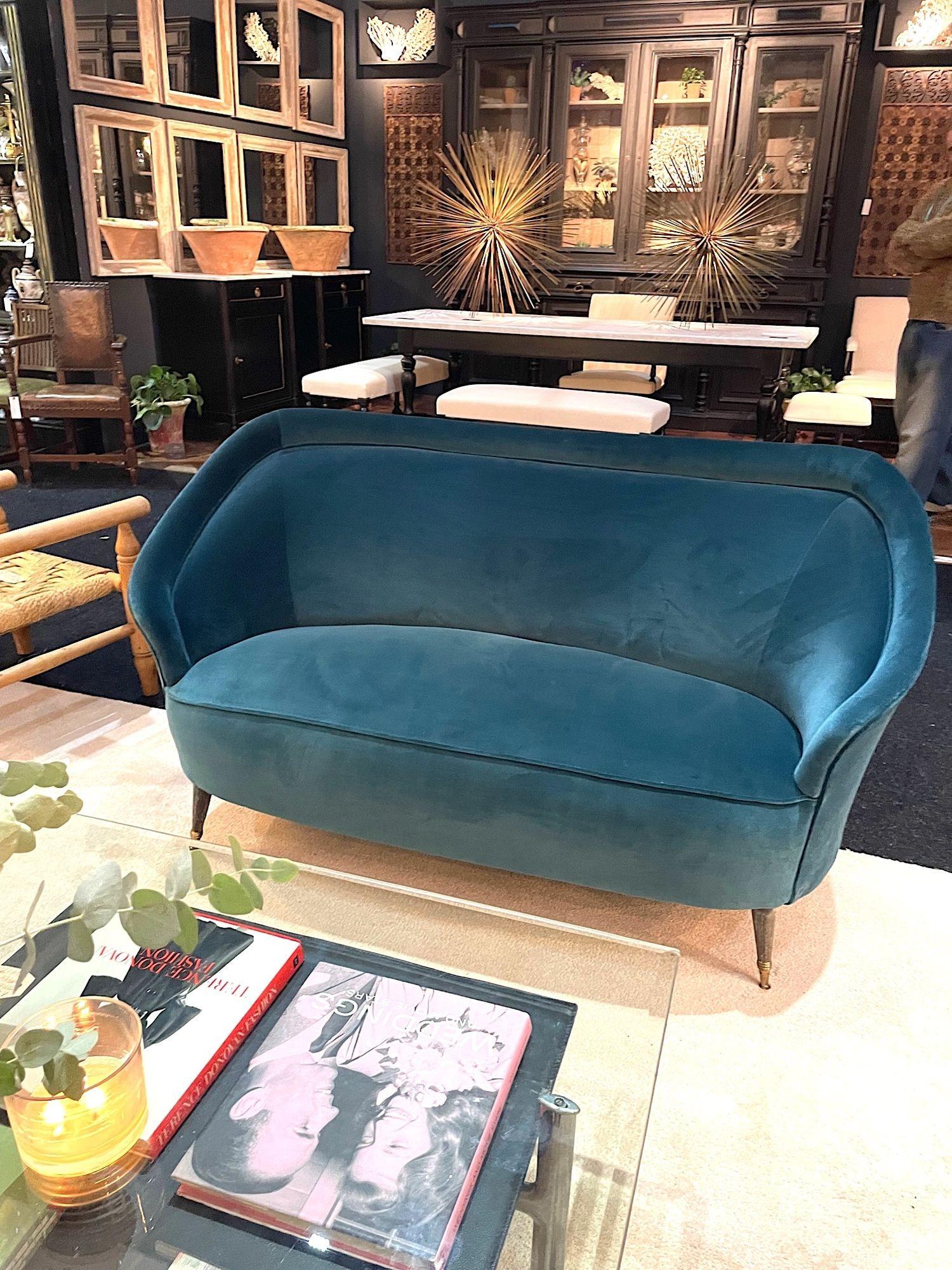 A lovely shaped orignal Italian 1950s two seater sofa with curved back For Sale 5
