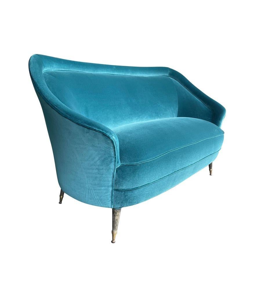 A lovely shaped orignal Italian 1950s two seater sofa with curved back In Good Condition For Sale In London, GB