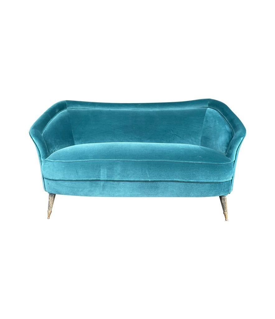Mid-20th Century A lovely shaped orignal Italian 1950s two seater sofa with curved back For Sale