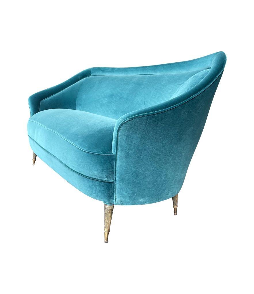 A lovely shaped orignal Italian 1950s two seater sofa with curved back For Sale 2