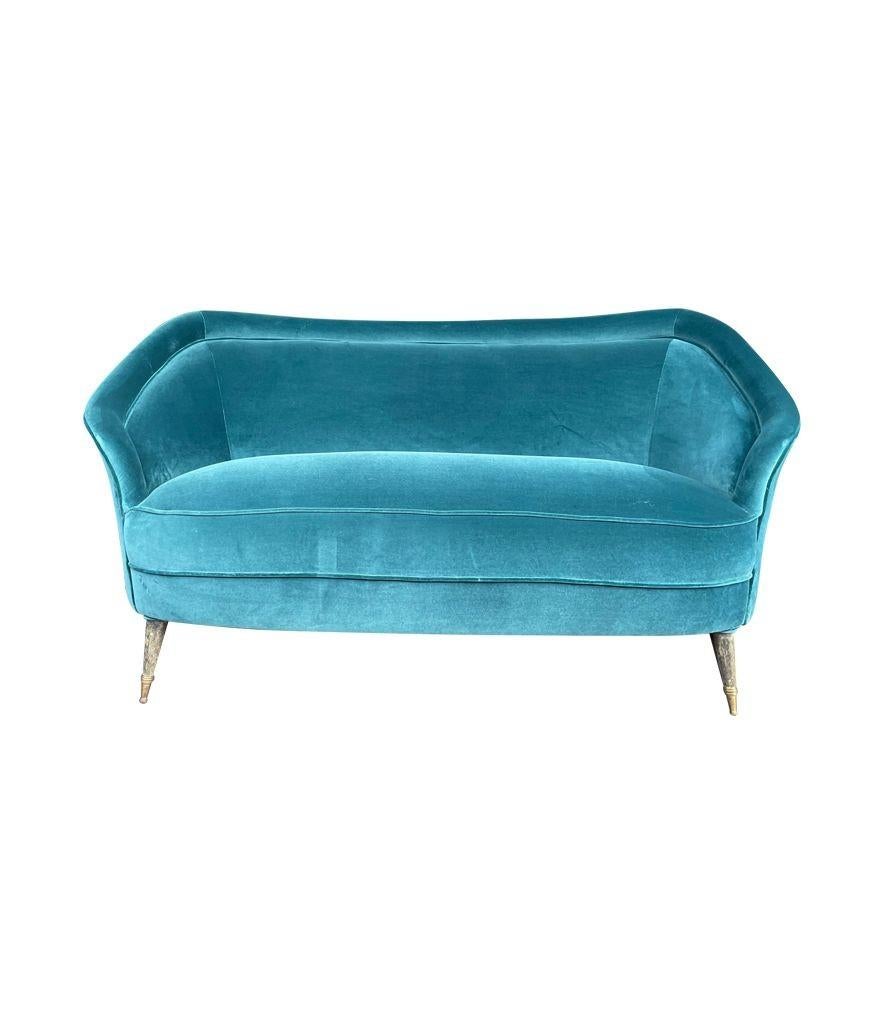 A lovely shaped orignal Italian 1950s two seater sofa with curved back For Sale 3