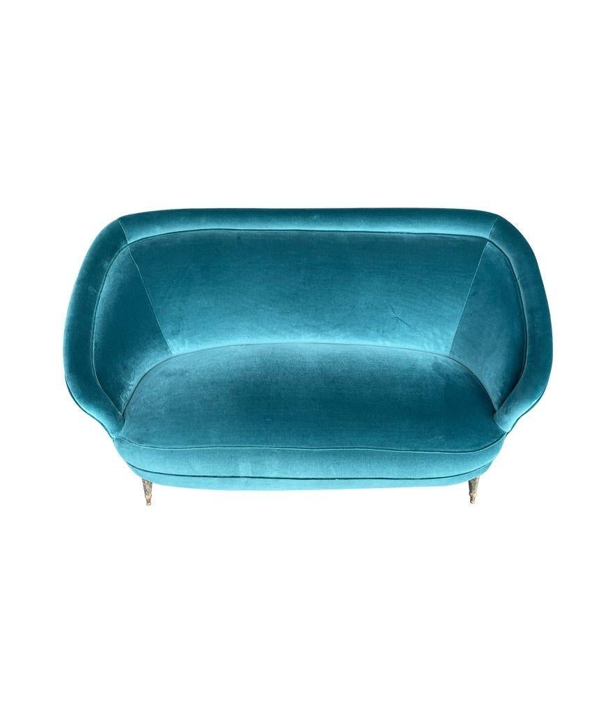 A lovely shaped orignal Italian 1950s two seater sofa with curved back For Sale 4