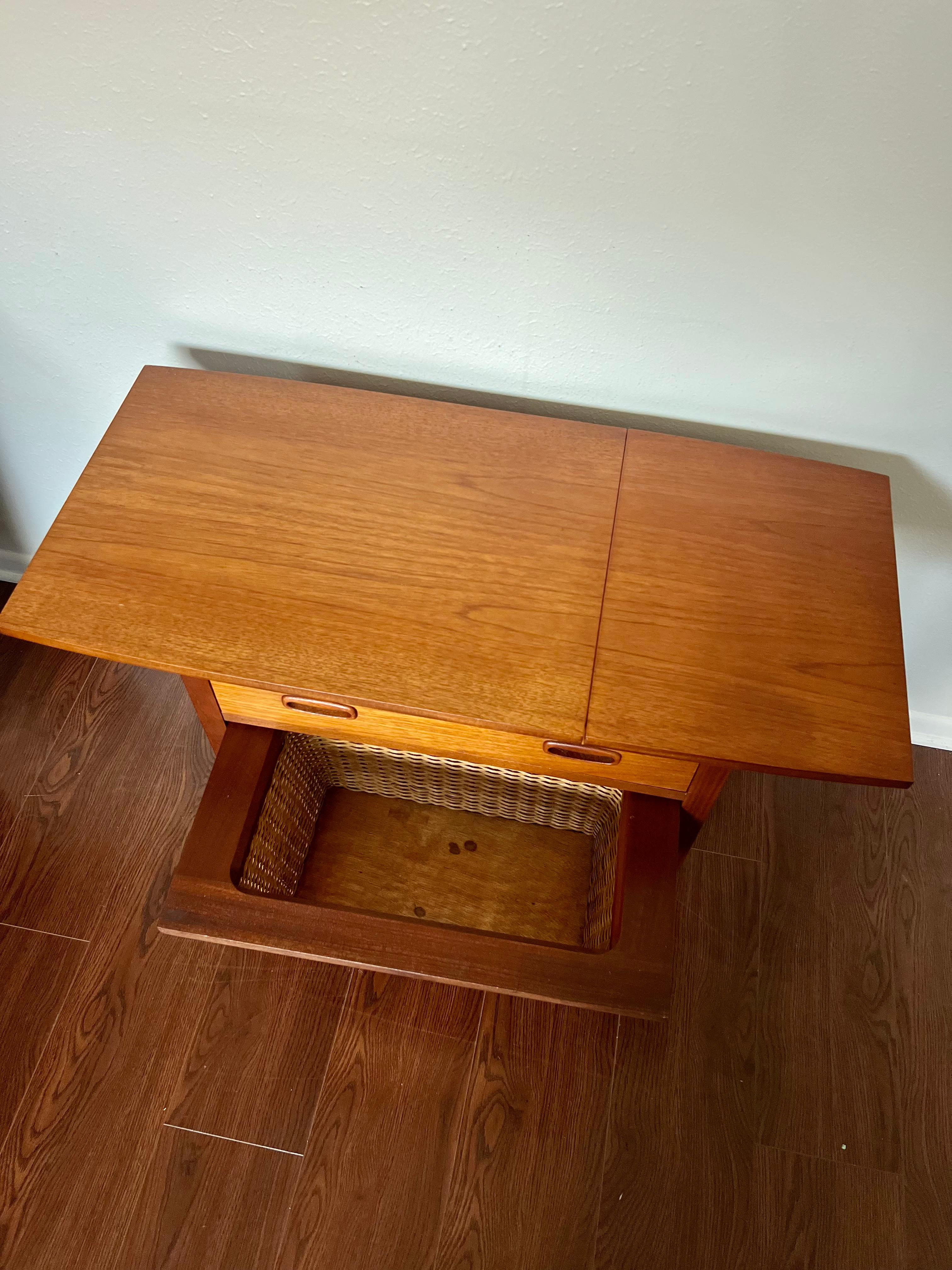 Lovely Teak Veneered Sewing Box from the 1960s, Unmarked In Good Condition In Houston, TX
