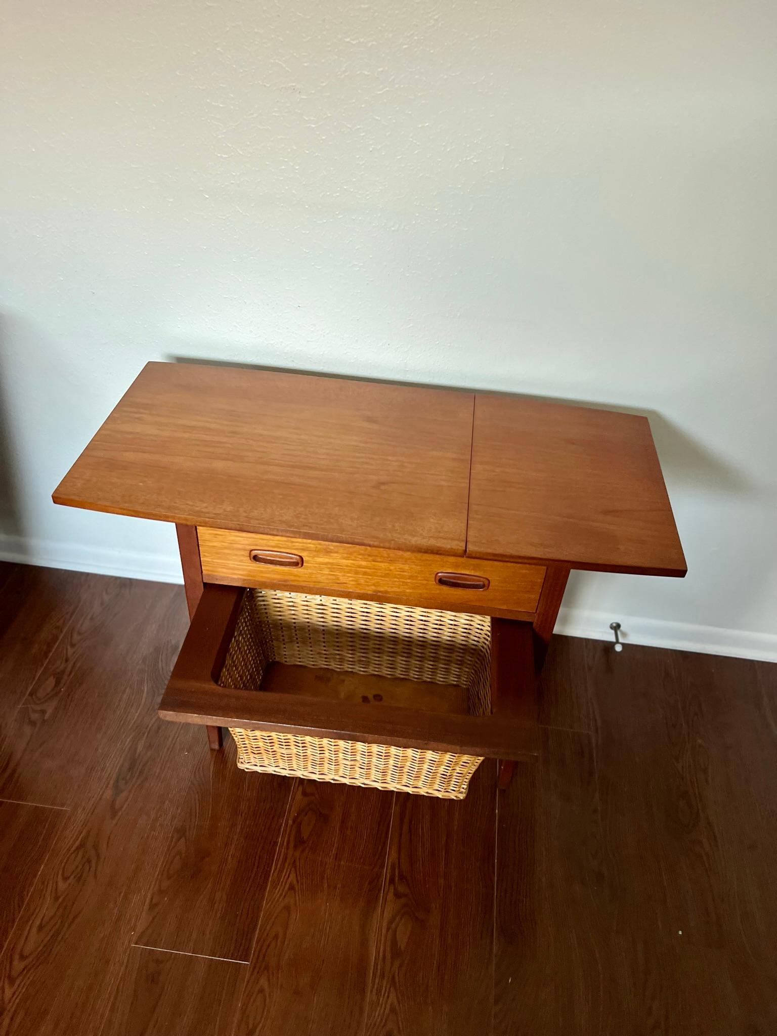 Mid-20th Century Lovely Teak Veneered Sewing Box from the 1960s, Unmarked