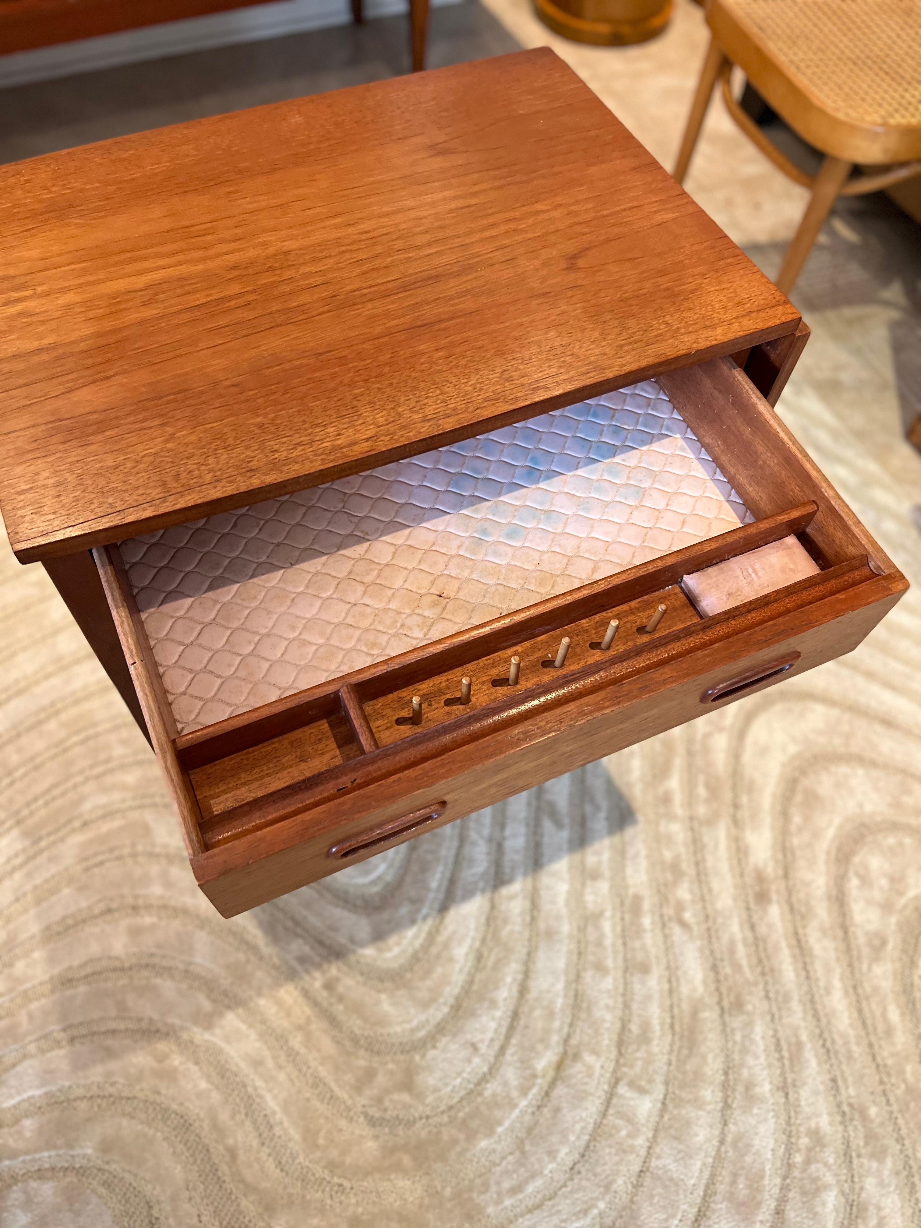 Lovely Teak Veneered Sewing Box from the 1960s, Unmarked 4
