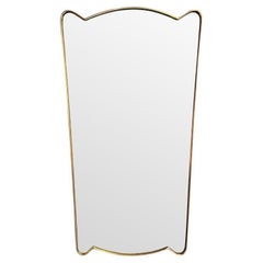 Ravissant miroir bouclier italien original des années 1950, de forme unique, avec dos en bois massif.