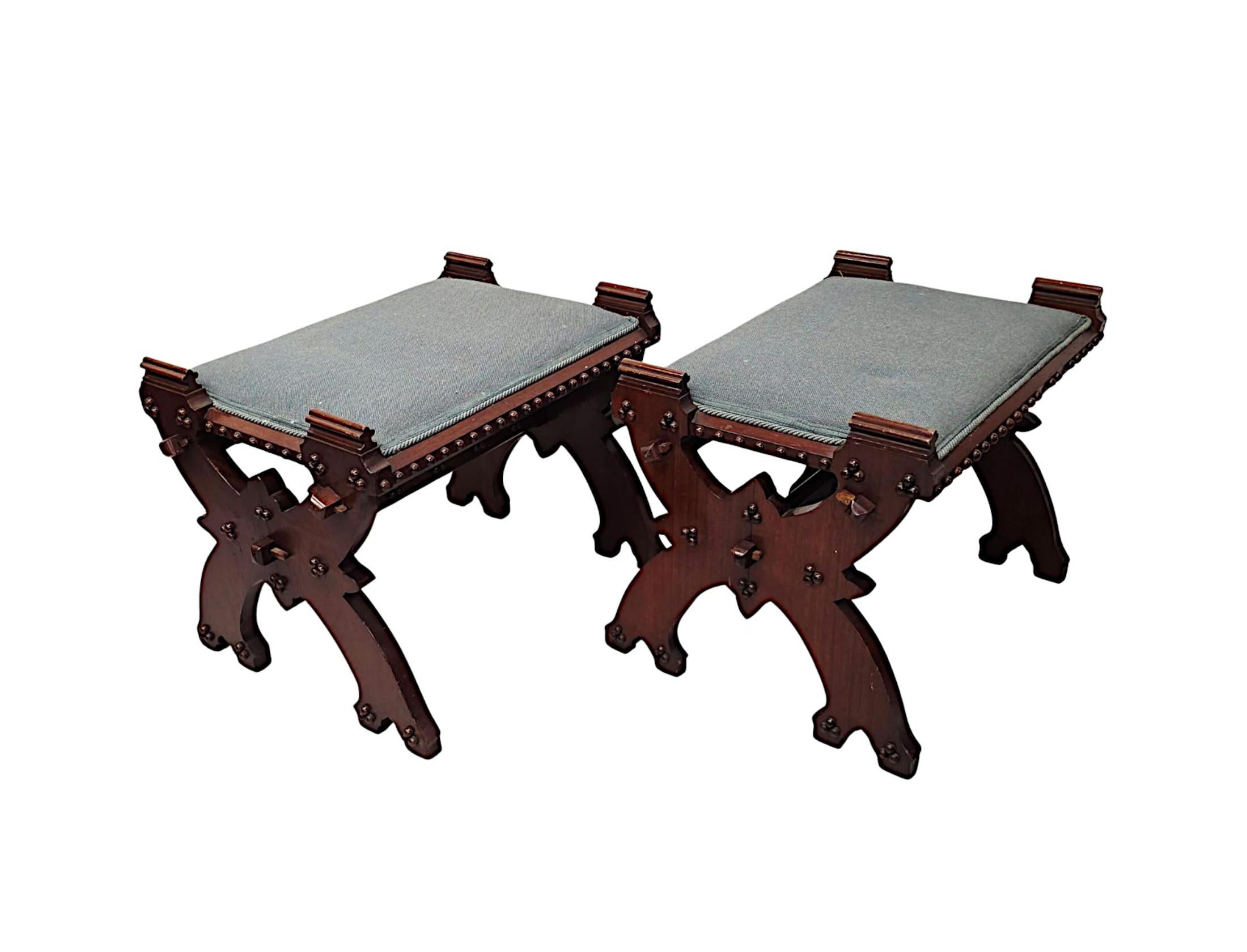 Paire de tabourets en chêne gothique du 19ème siècle avec cadre en X, d'un style très inhabituel en vente 4