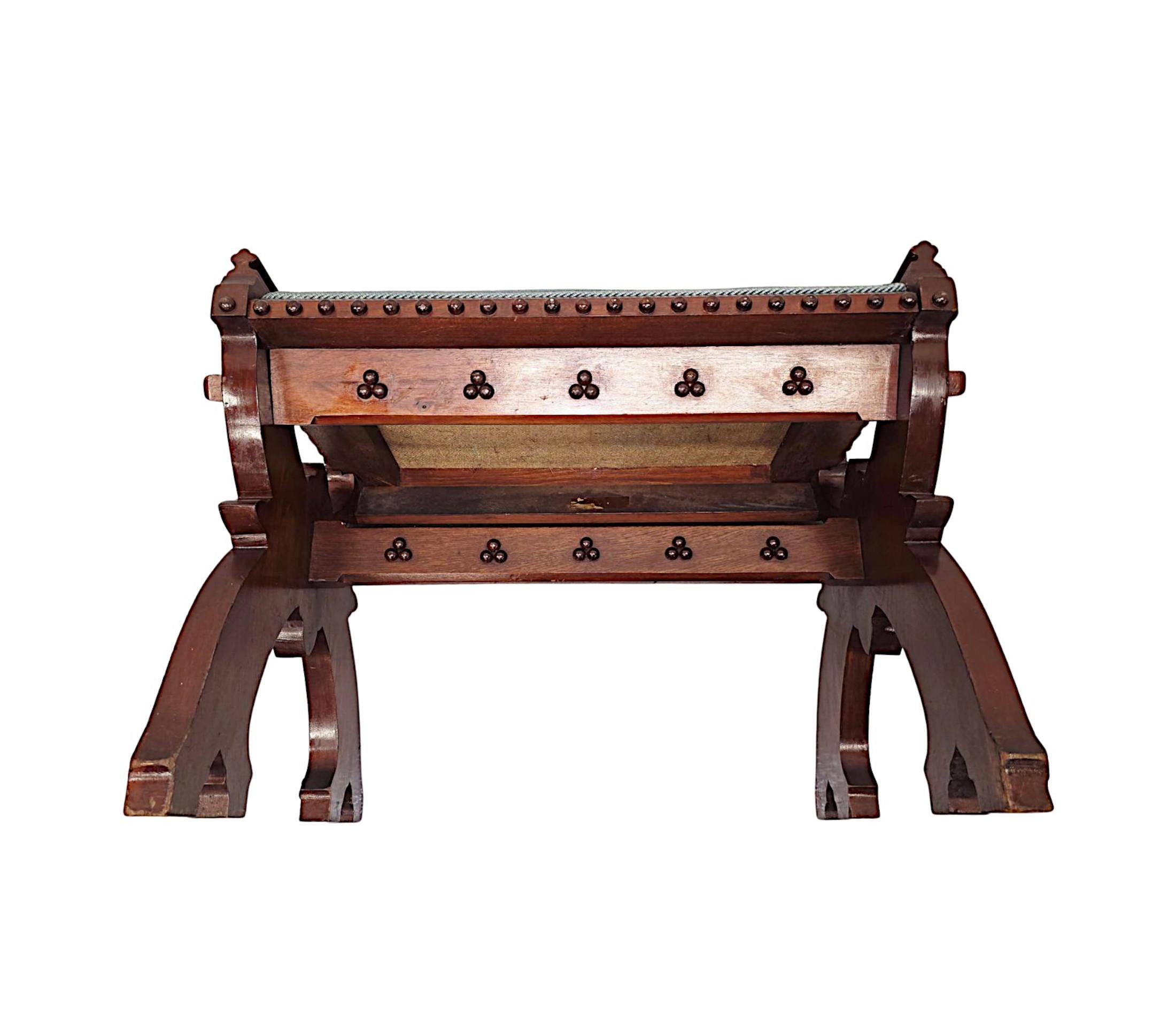 Paire de tabourets en chêne gothique du 19ème siècle avec cadre en X, d'un style très inhabituel en vente 8