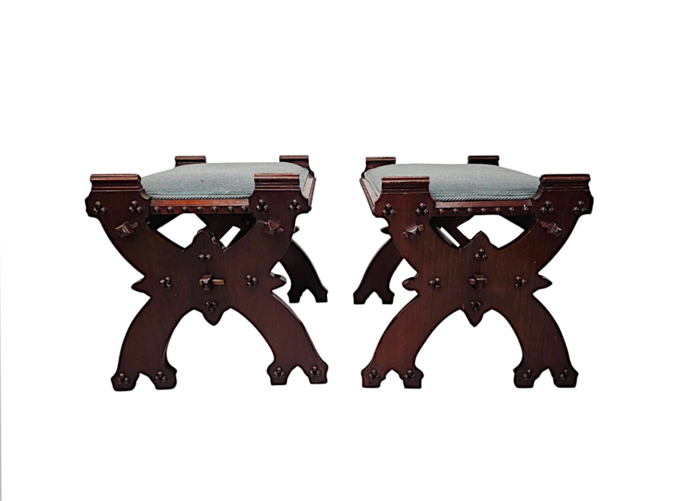 Anglais Paire de tabourets en chêne gothique du 19ème siècle avec cadre en X, d'un style très inhabituel en vente