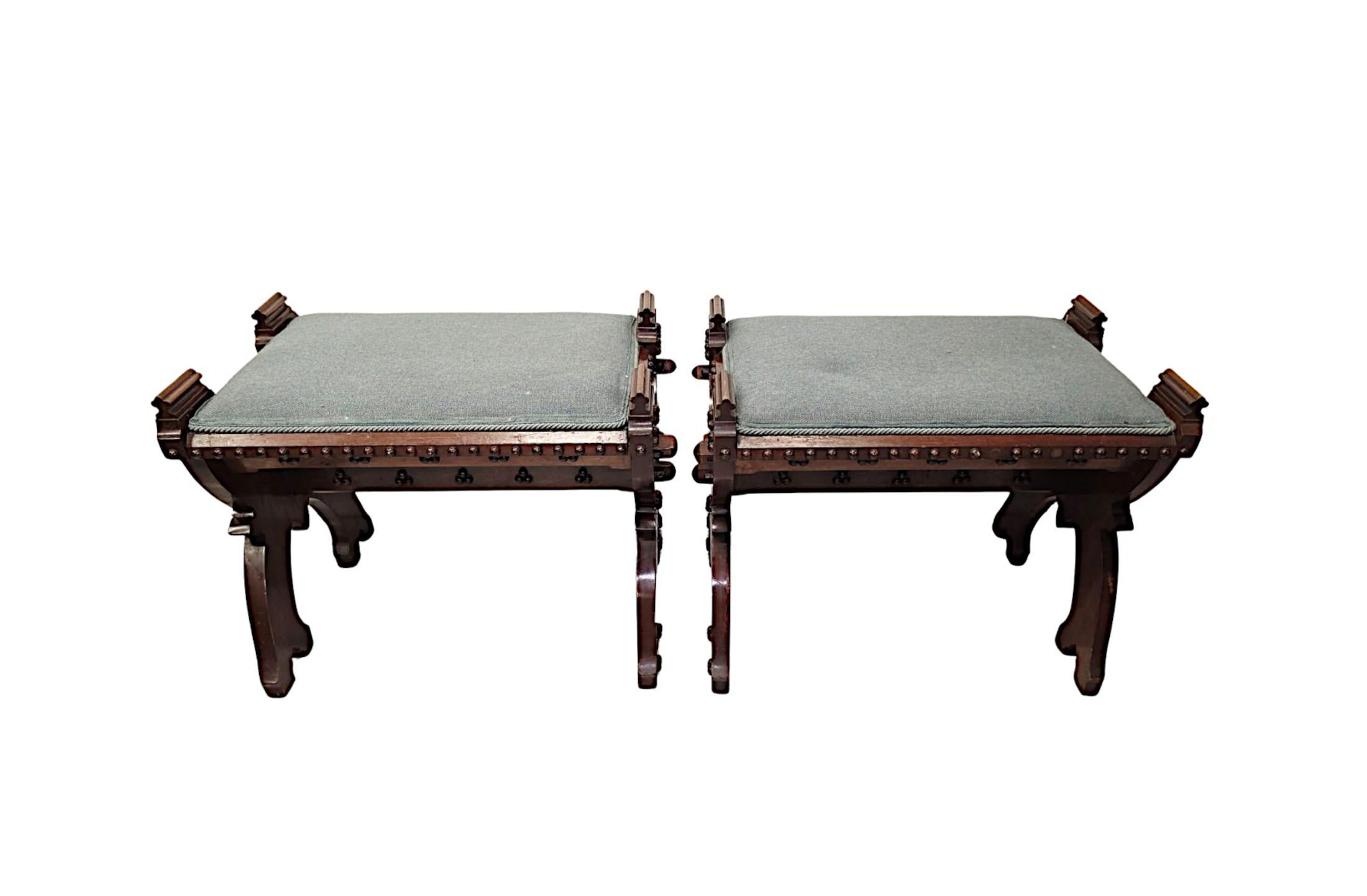 Paire de tabourets en chêne gothique du 19ème siècle avec cadre en X, d'un style très inhabituel Bon état - En vente à Dublin, IE