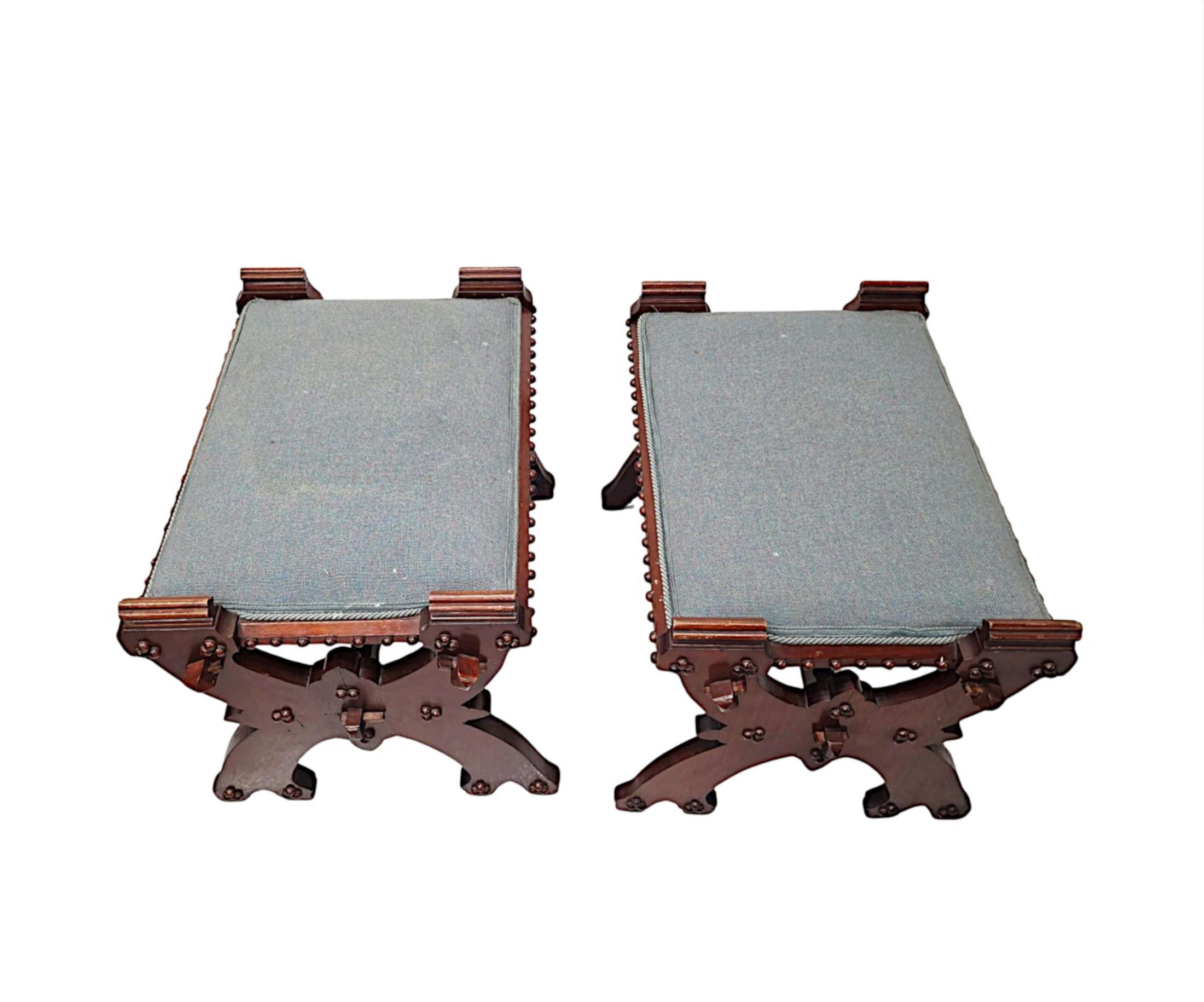 XIXe siècle Paire de tabourets en chêne gothique du 19ème siècle avec cadre en X, d'un style très inhabituel en vente