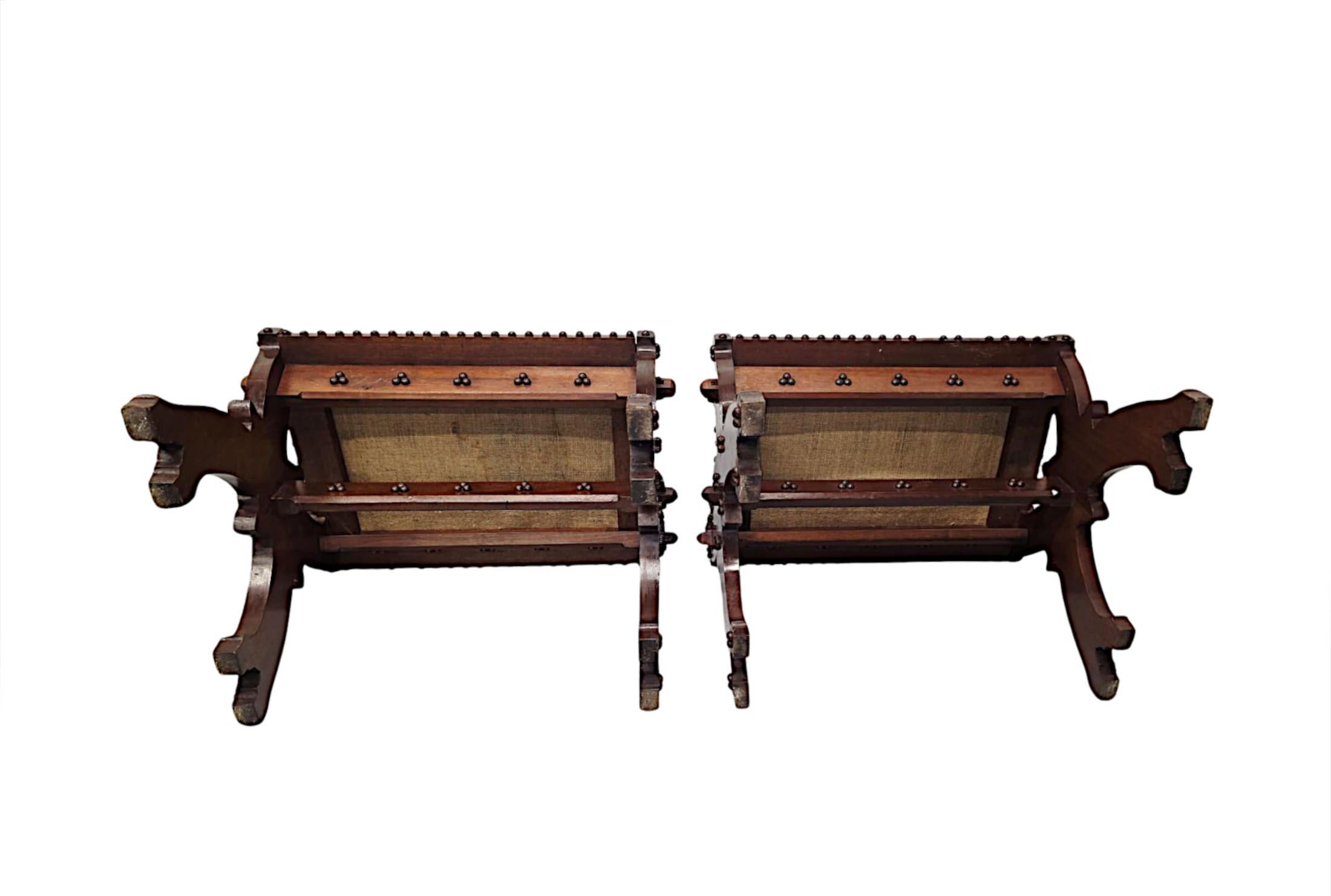 Paire de tabourets en chêne gothique du 19ème siècle avec cadre en X, d'un style très inhabituel en vente 1