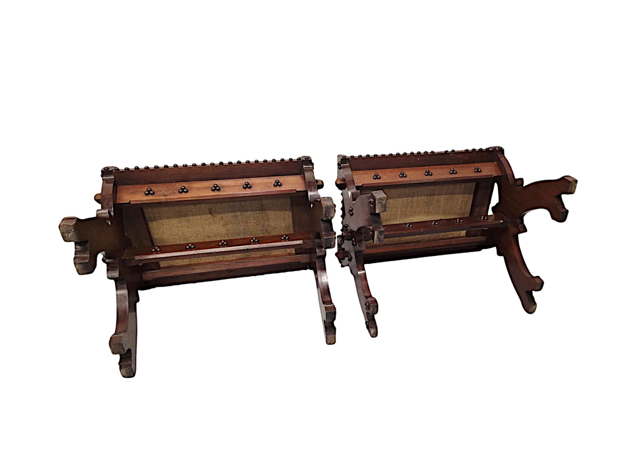 Paire de tabourets en chêne gothique du 19ème siècle avec cadre en X, d'un style très inhabituel en vente 2