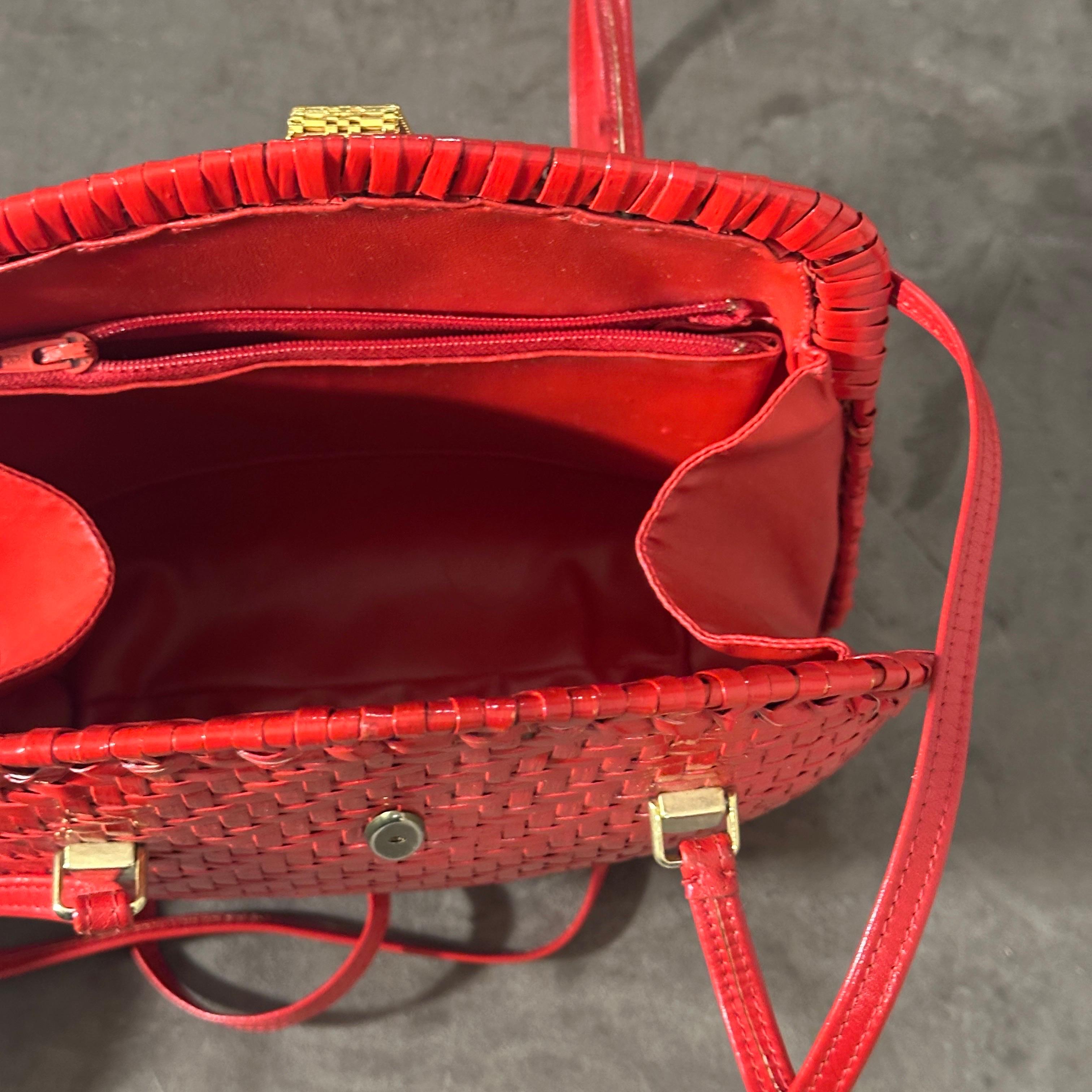 A Lovely Vintage 1960s Red Wicker Italian Crossbody Bag In Good Condition For Sale In Aci Castello, IT